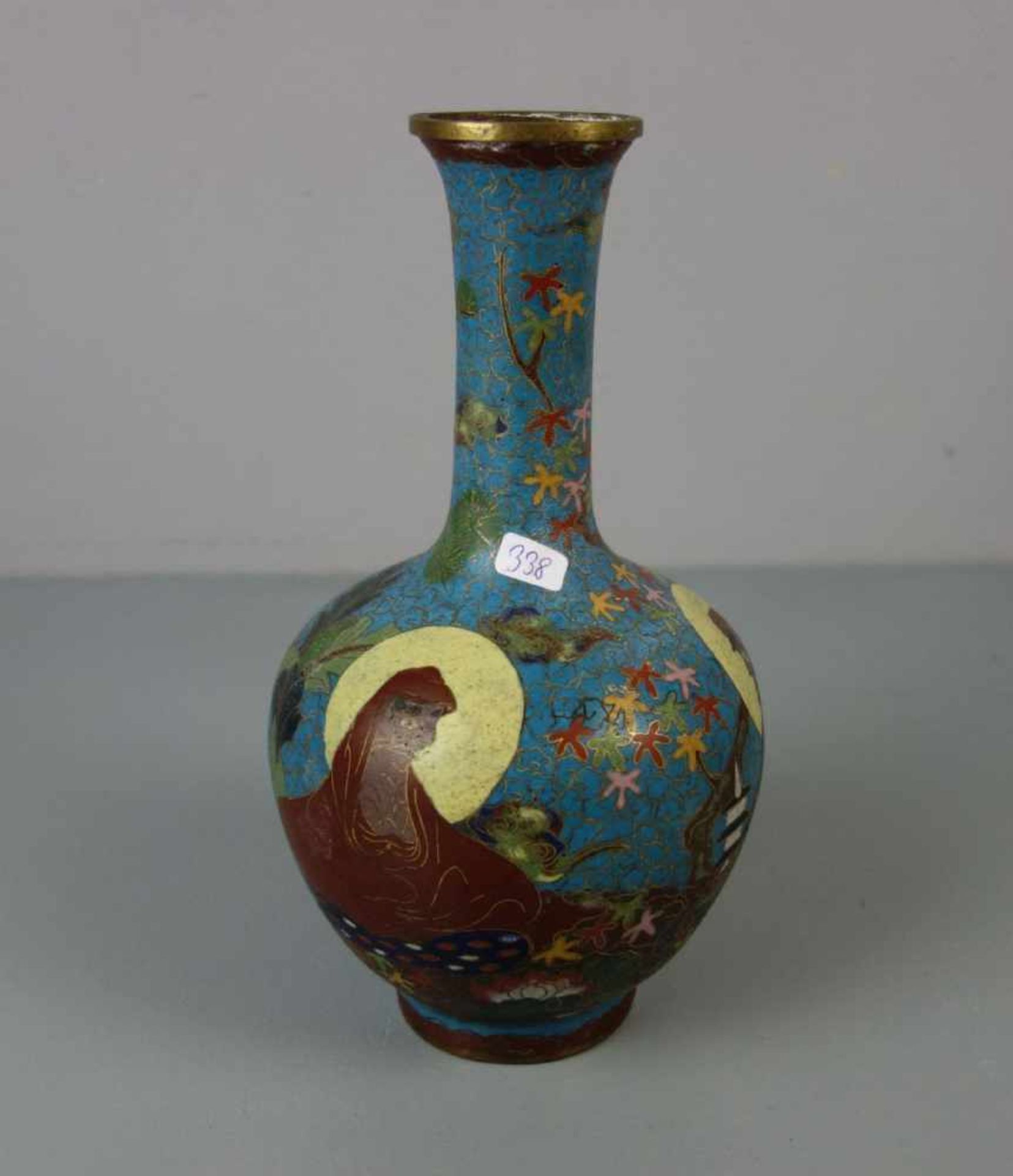 CLOISONNÉ VASE / LANGHALSVASE, Asien, wohl 1. H. 20. Jh., polychromes Emaille in Cloisonne-Technik