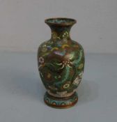 CLOISONNÉ VASE, Asien, wohl 1. H. 20. Jh., polychromes Emaille in Cloisonne-Technik über Kupfer.