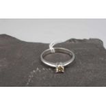 RING / BRILLANTRING, 585er Weissgold (1,7 g), besetzt mit einem Brillanten von 0,23 ct. in leicht