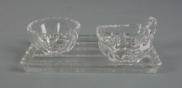 MILCHKÄNNCHEN UND ZUCKERSCHALE AUF TABLETT / creamer an sugarbowl on a tray, Kristallglas mit