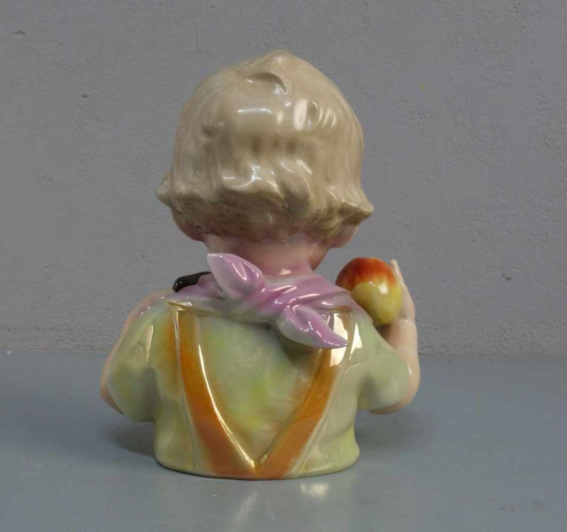 PORZELLANFIGUR / porcelain figure: "Büste eines Kindes mit Apfel und Keks", Porzellan, undeutlich - Bild 3 aus 5