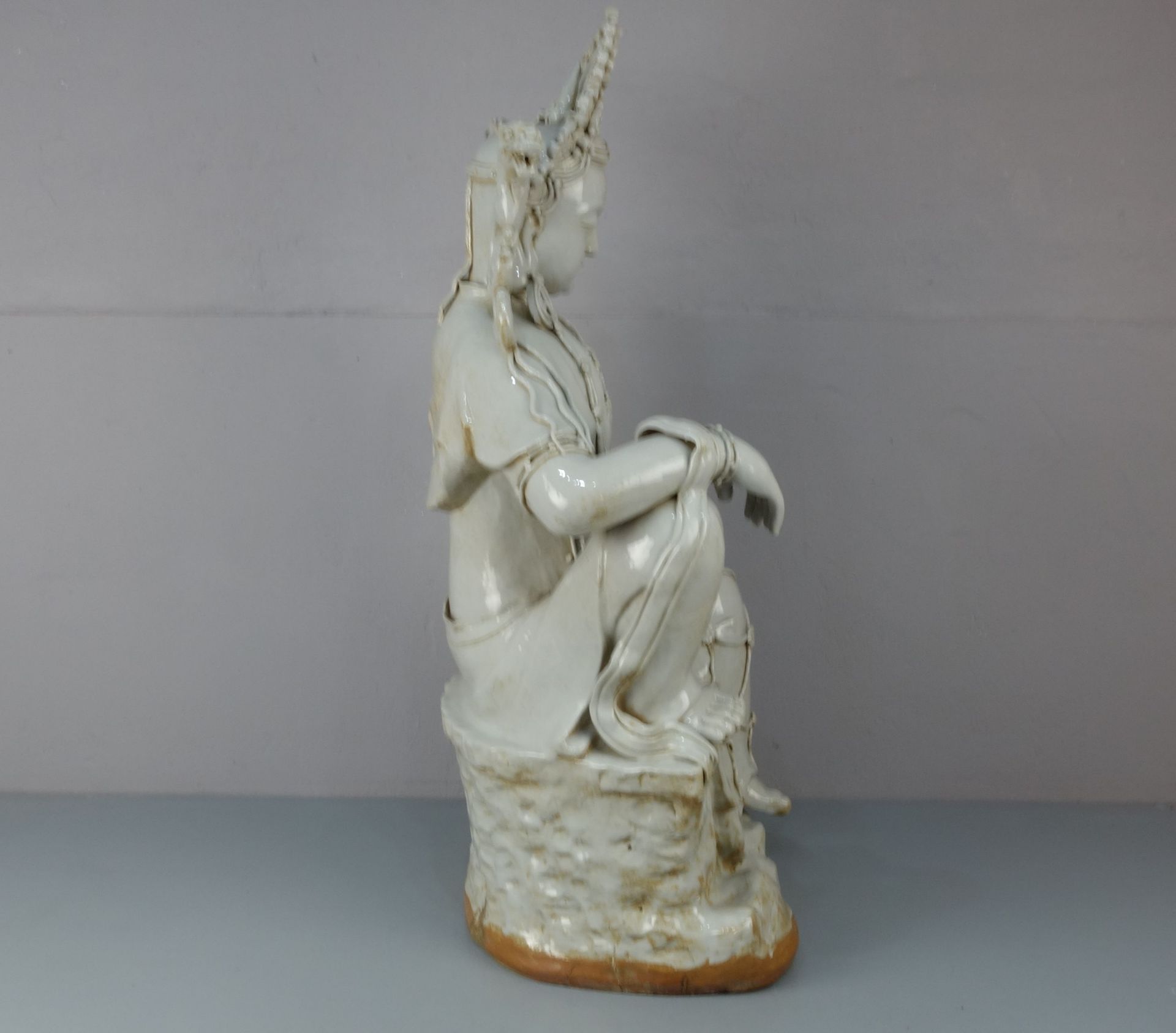 GUAN YIN, Keramik, weiß glasiert in der Anmutung von Blanc de chine, wohl späte Qing Dynastie. In - Image 4 of 6