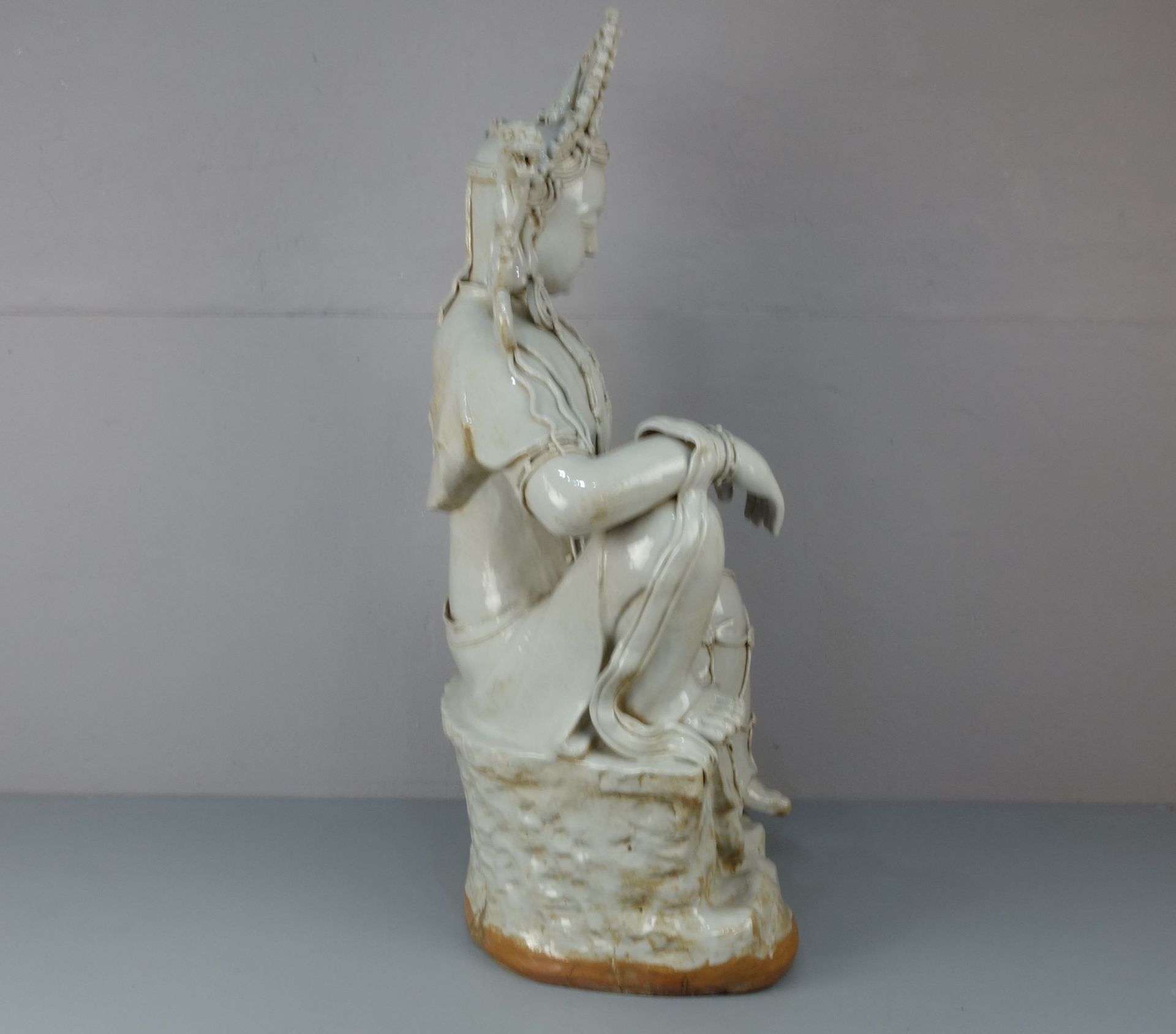 GUAN YIN, Keramik, weiß glasiert in der Anmutung von Blanc de chine, wohl späte Qing Dynastie. In - Bild 4 aus 6