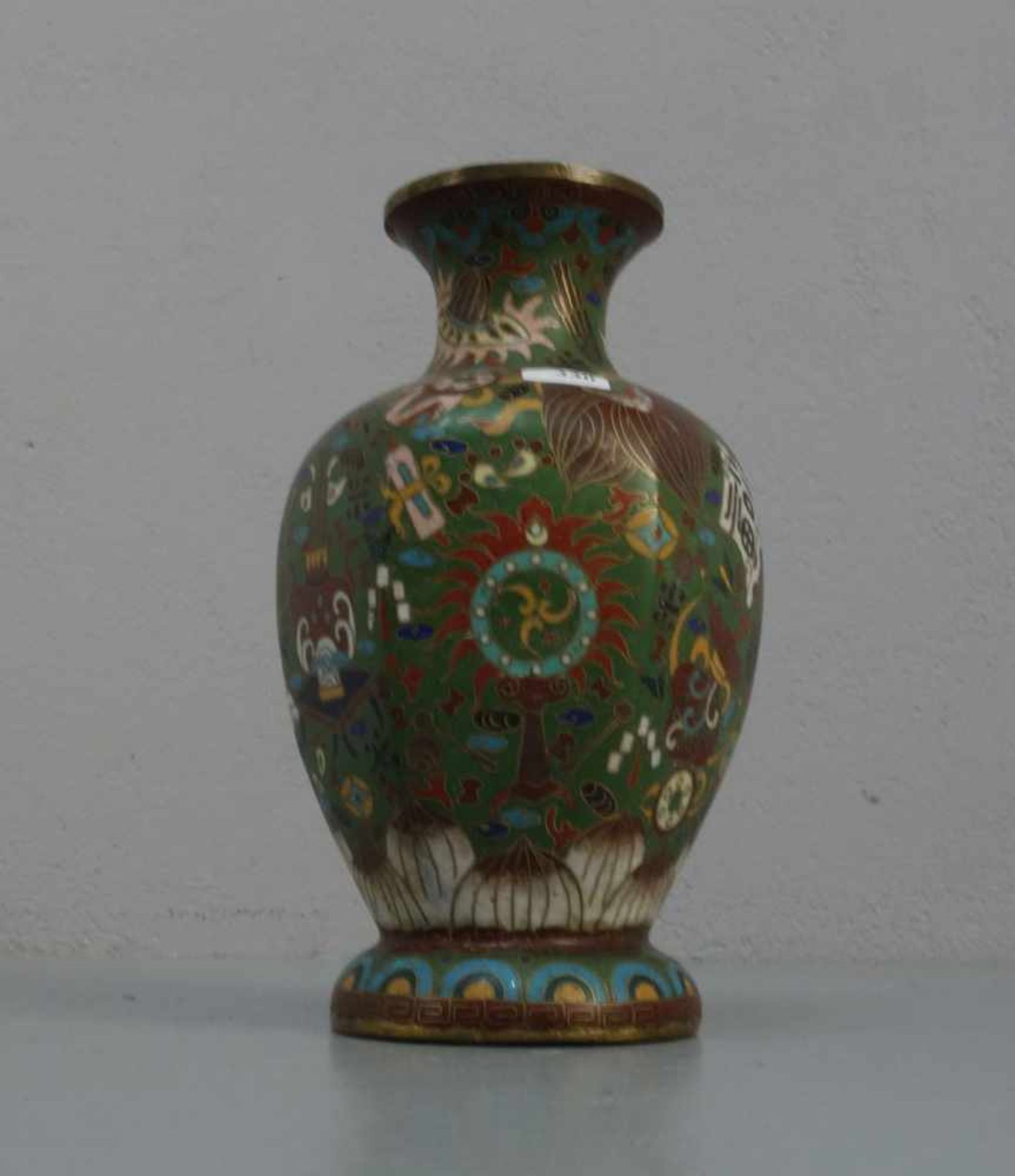 CLOISONNÉ VASE, Asien, wohl 1. H. 20. Jh., polychromes Emaille in Cloisonne-Technik über Kupfer. - Bild 2 aus 5