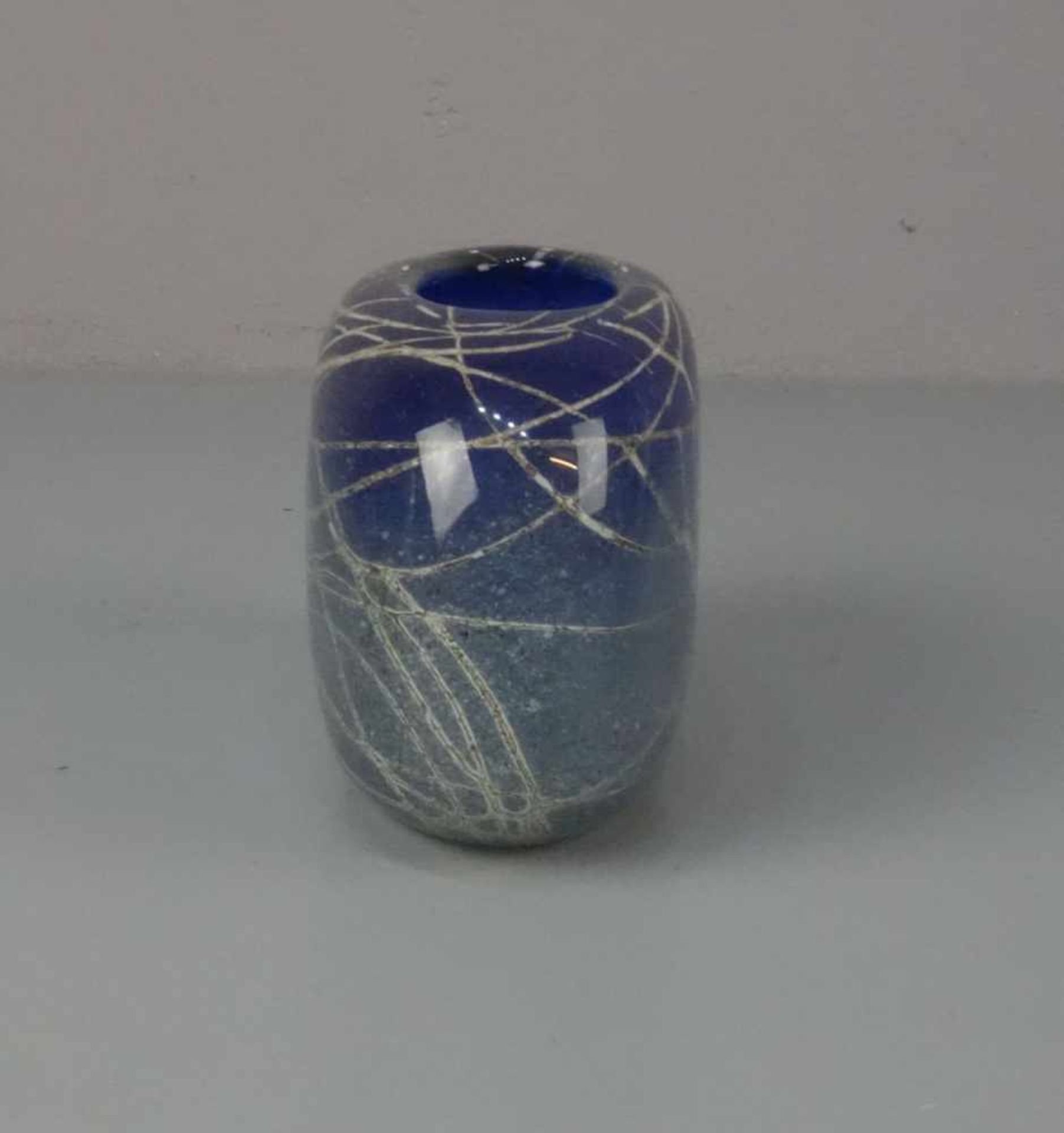 VASE, 20. Jh., Klarglas mit blau-weißen Pulver- und cremefarbenen Fadeneinschmelzungen. - Bild 3 aus 4