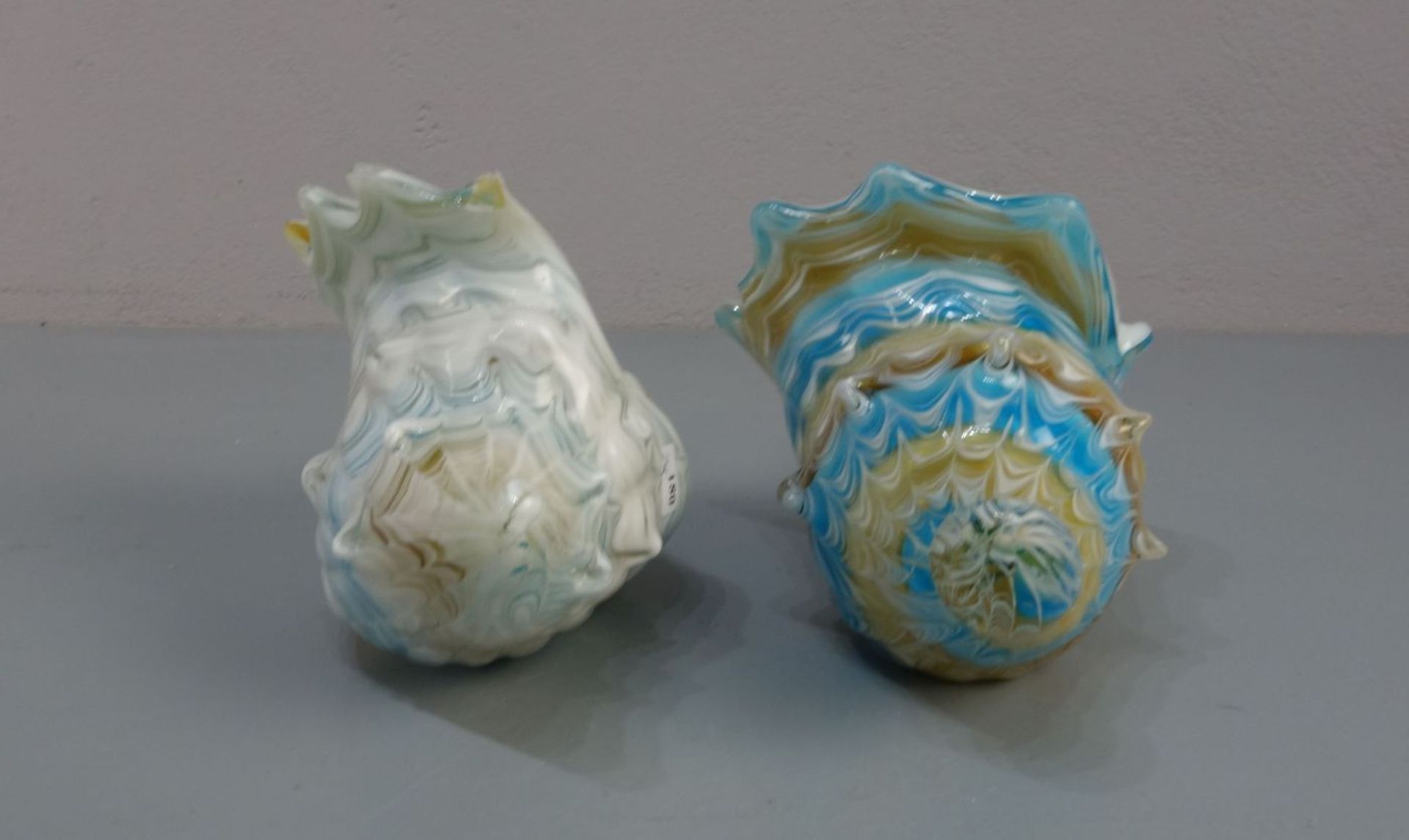 PAAR MURANO - GLASSCHALEN IN MUSCHELFORM / glass bowls, Klarglas, streifenförmig in Blau und - Bild 3 aus 4