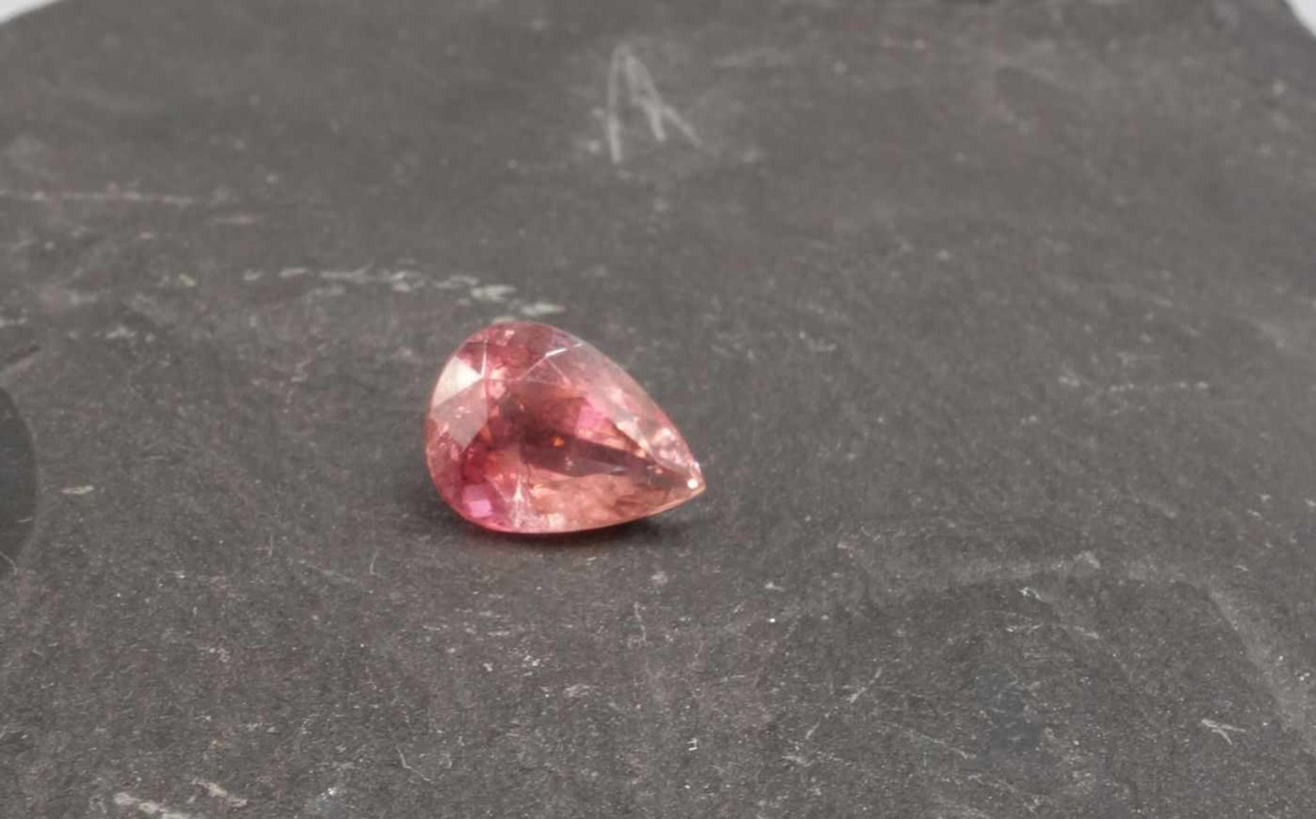 TURMALIN (Nigeria), pink schimmernd, ungefasst, trofenförmig geschliffen, 2,47 ct. 11 x 7,5 mm. <br