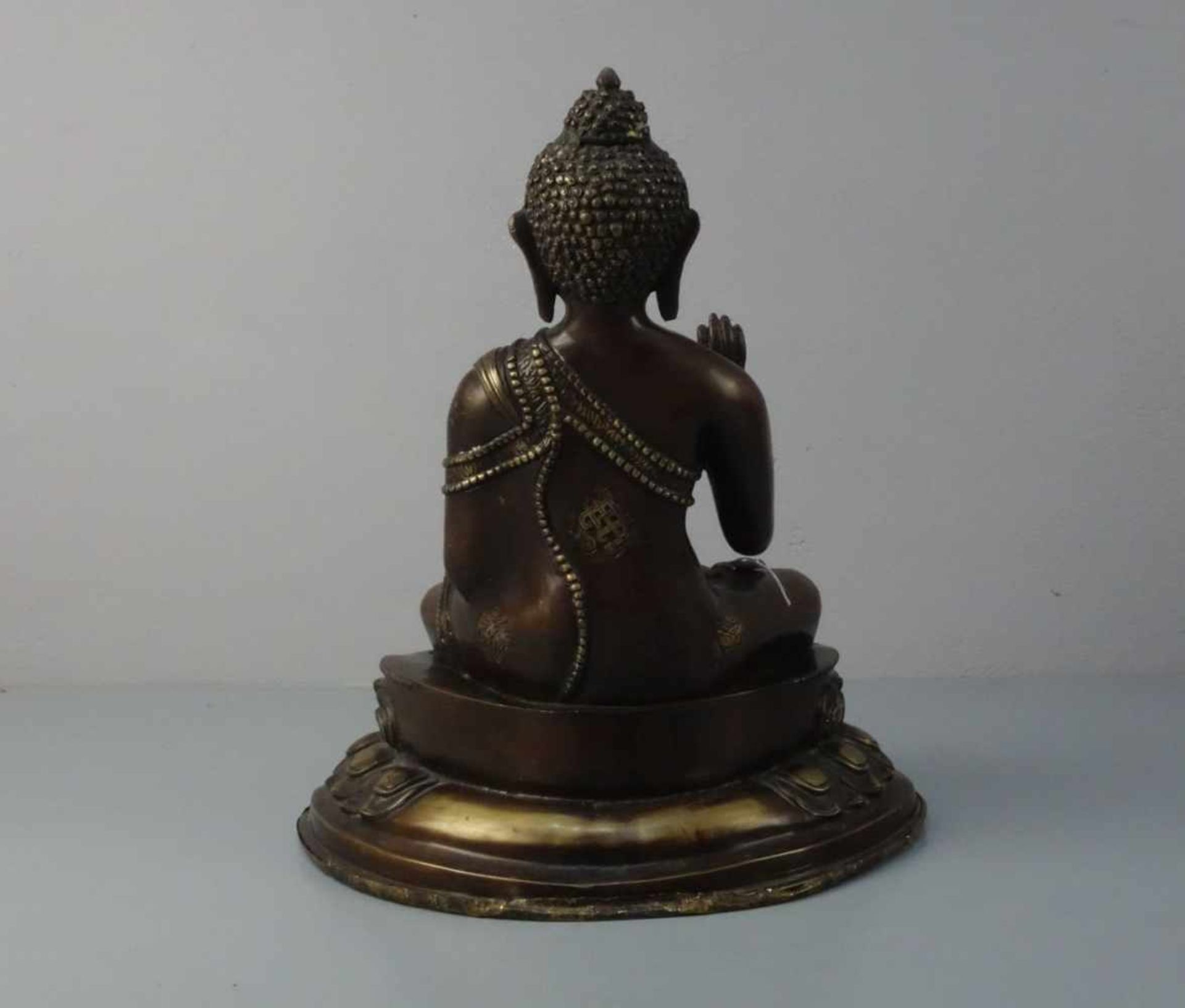 BUDDHA AMOGHASIDDI, Bronze, hellbraun bis goldfarben patiniert, wohl sinotibetisch. Leicht - Bild 3 aus 6