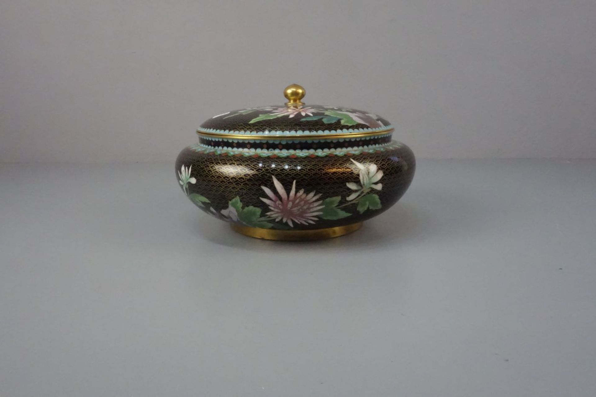 CLOISONNÉ - DOSE / DECKELDOSE / Cloisonné box, Emaille über Messing mit chinoisem Dekor. - Bild 4 aus 4