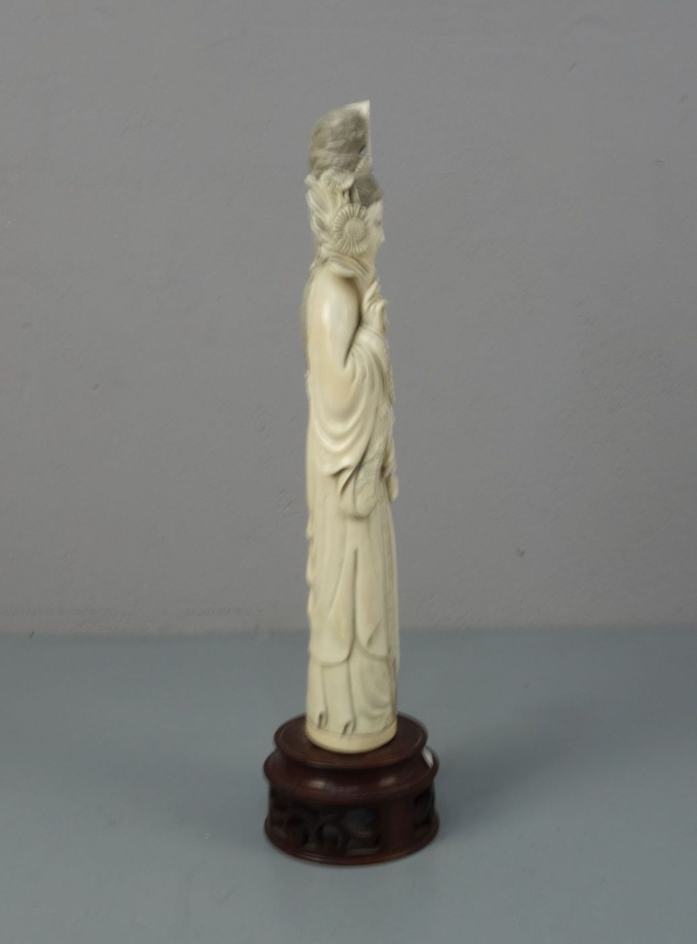 GUAN YIN, Elfenbein, geschnitzt, auf Holzpostament; China, späte Qing Dynastie, um 1900, unter dem - Bild 4 aus 5