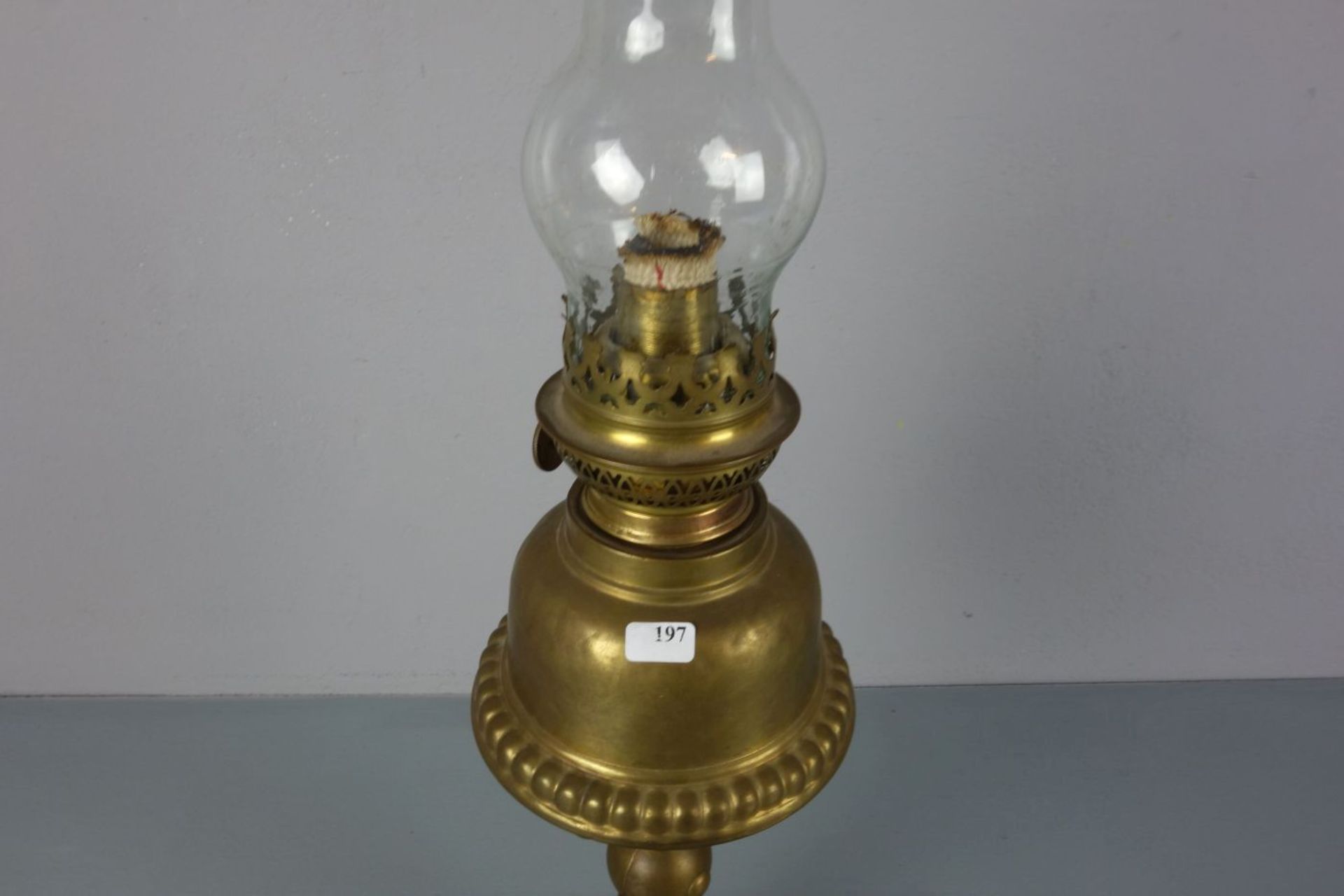 PETROLEUMLEUCHTE / PETROLEUMLAMPE / petroleum lantern, messingfarben bronzierter Zinkguss, Fuß - Bild 2 aus 3