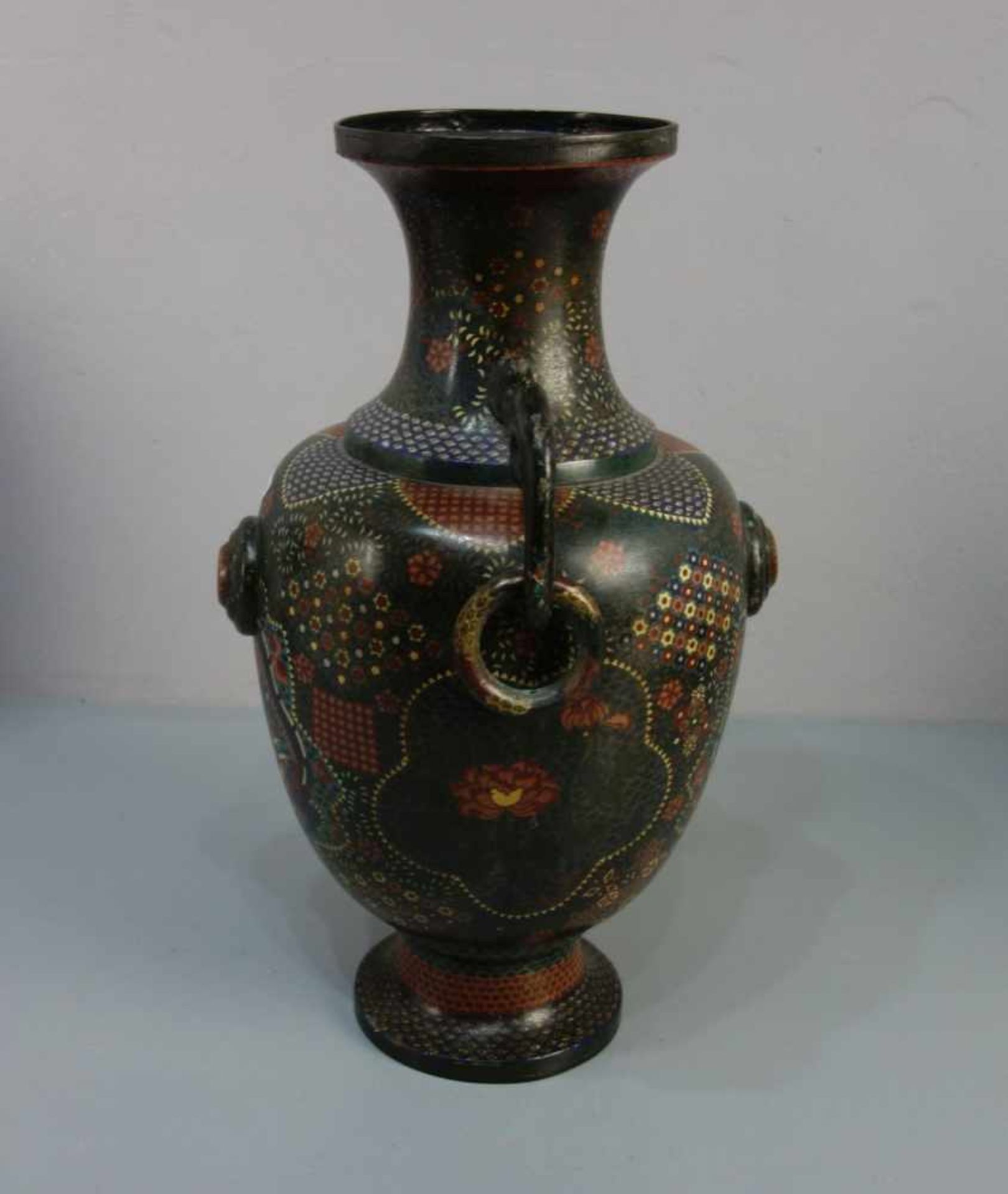 GROSSE CLOISONNÉ BALUSTERVASE MIT SEITLICHEN HANDHABEN / HENKELVASE, Asien, wohl um 1900, - Bild 2 aus 6