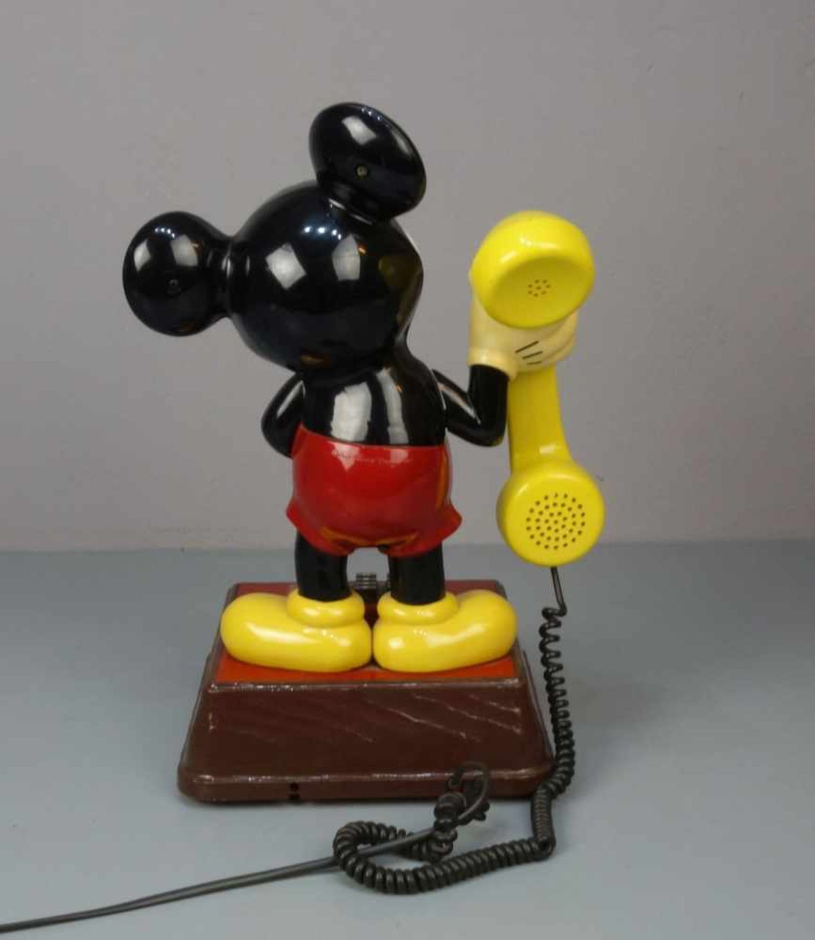 FIGÜRLICHES TELEFON "Micky Maus", 1970er Jahre, unter dem Stand bezeichnet "American - Image 3 of 5