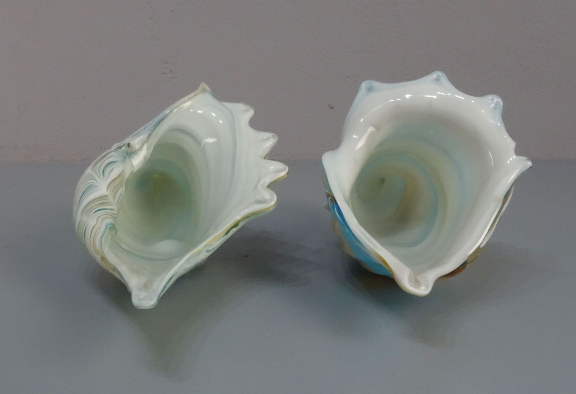 PAAR MURANO - GLASSCHALEN IN MUSCHELFORM / glass bowls, Klarglas, streifenförmig in Blau und - Bild 2 aus 4