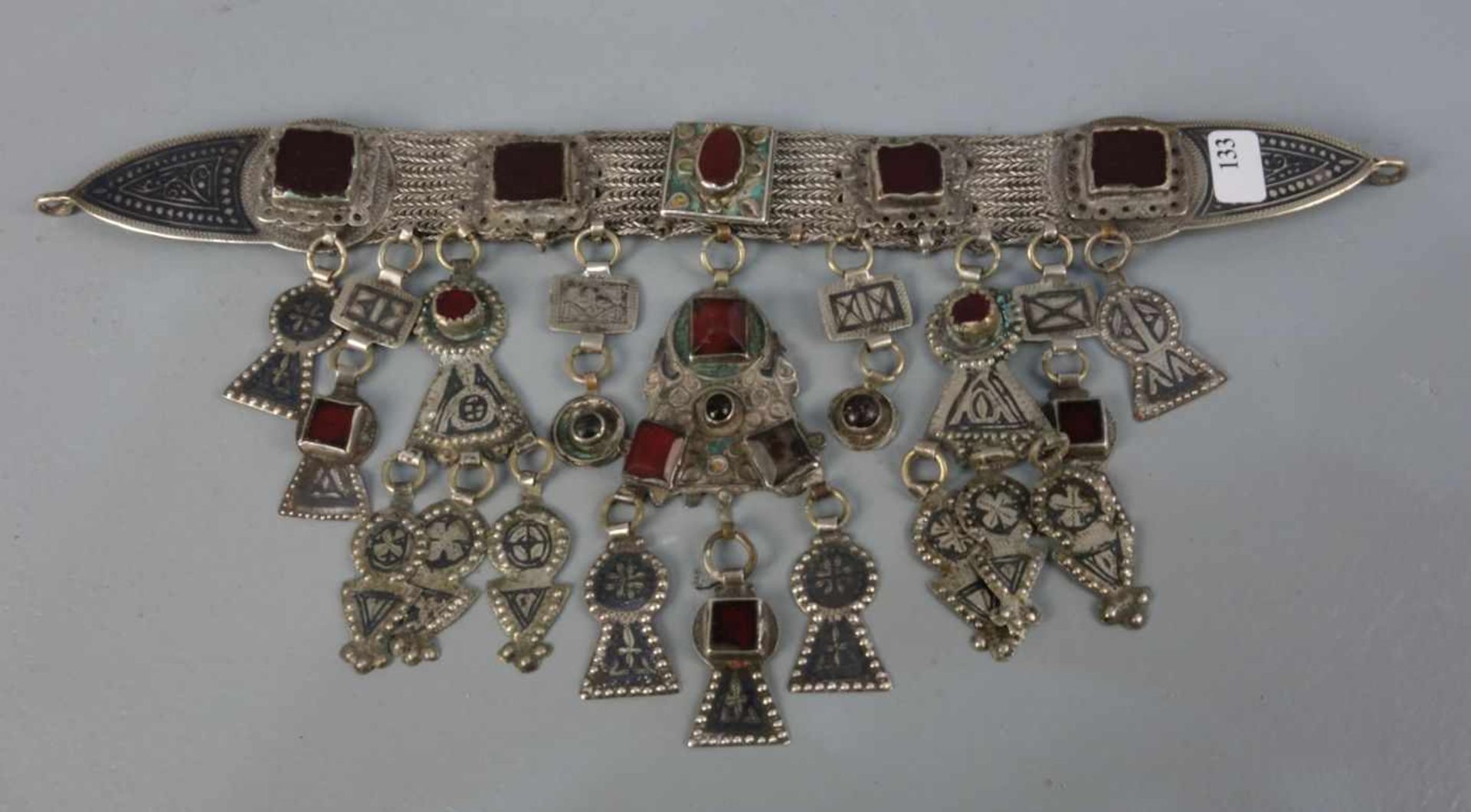 BERBER-SCHMUCK: SCHMUCKBEHANG / oriental jewellery, Midelt, Marokko, wohl um 1900, Silber,