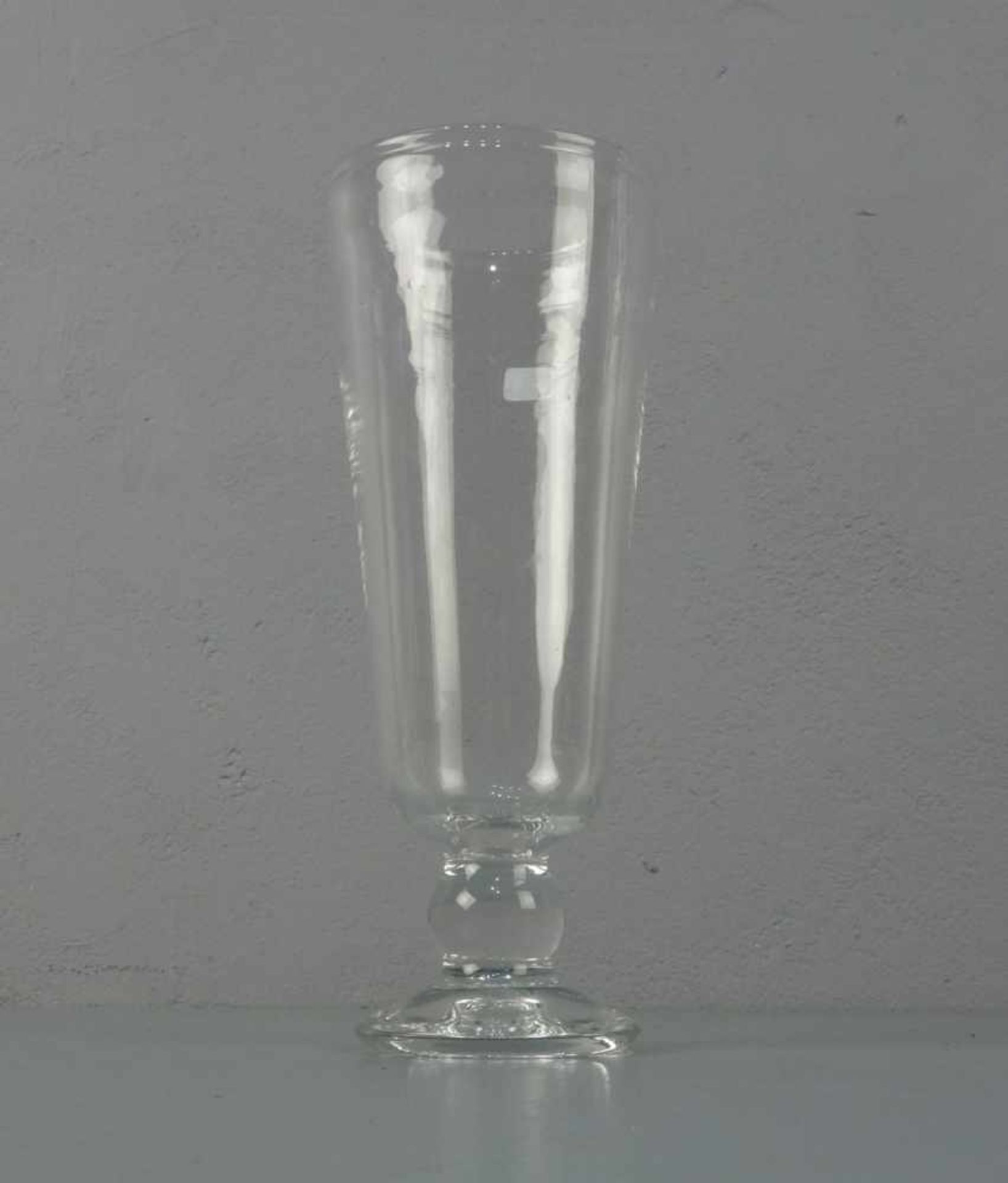 GLAS / WEISSBIERGLAS, mundgeblasen mit Blaseneinschlüssen, Schlieren und unterem Abriss. - Bild 3 aus 3