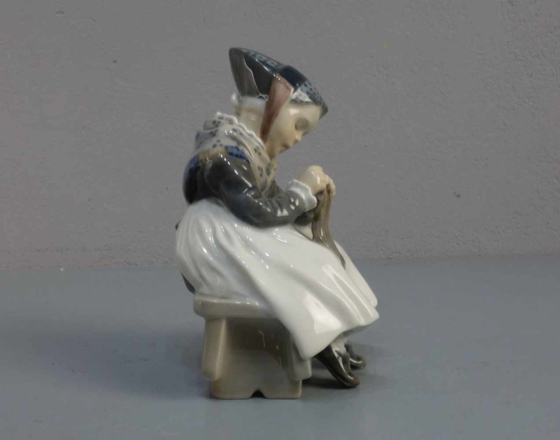 PORZELLANFIGUR / porcelain figure: "Strickendes Mädchen in Amager Tracht", Manufaktur Royal - Bild 4 aus 5
