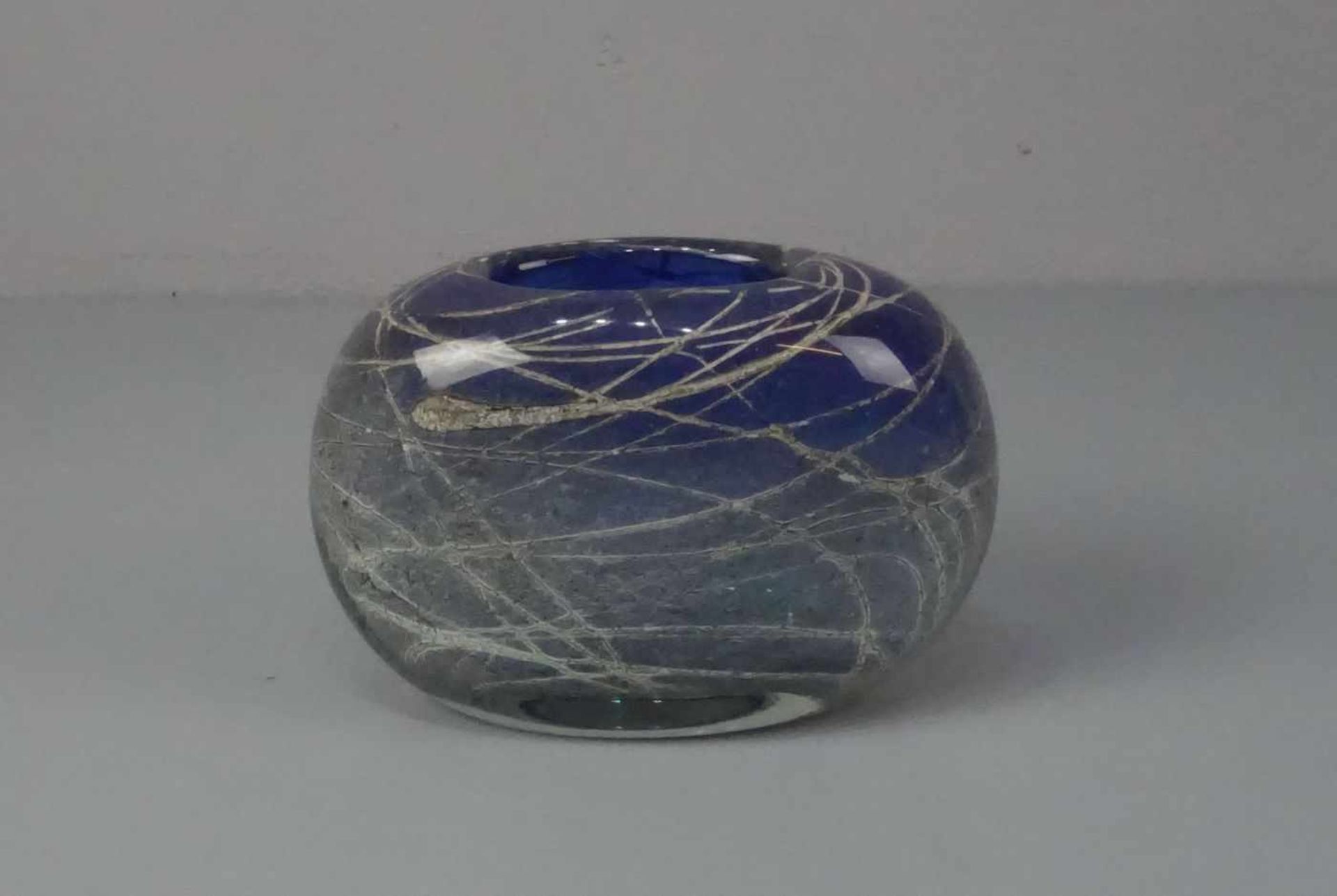 VASE, 20. Jh., Klarglas mit blau-weißen Pulver- und cremefarbenen Fadeneinschmelzungen. - Bild 4 aus 4