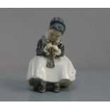 PORZELLANFIGUR / porcelain figure: "Strickendes Mädchen in Amager Tracht", Manufaktur Royal