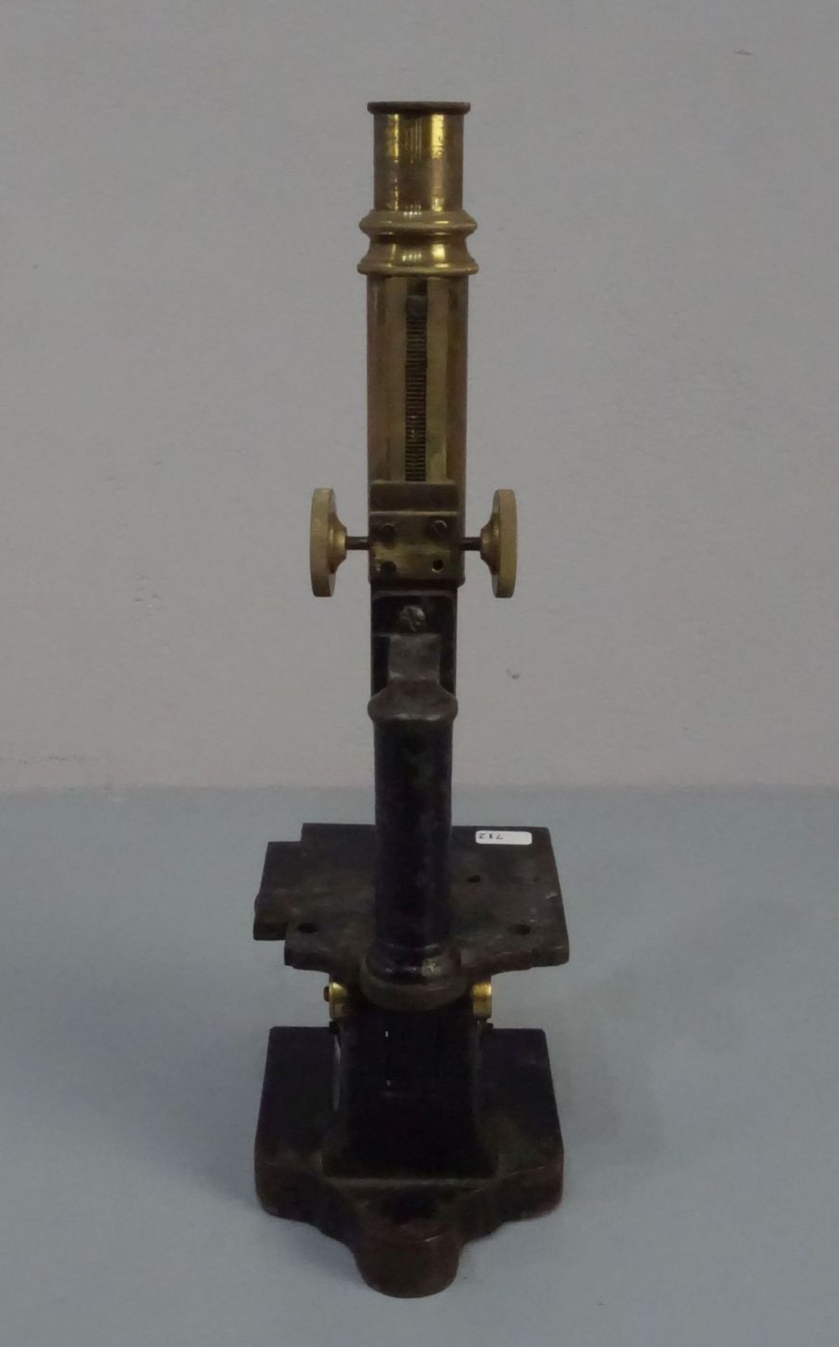 MIKROSKOP / microscope, Eisen, Messing, Spiegel und Optik, um 1900 (ungemarkt). Hufeisenstativ aus - Image 3 of 4