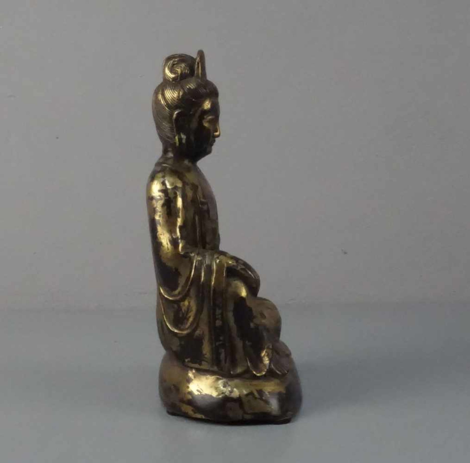 BUDDHA, Bronze, hohl gegossen und dunkelbraun patiniert und vergoldet / mit Goldlackfassung. - Bild 4 aus 6