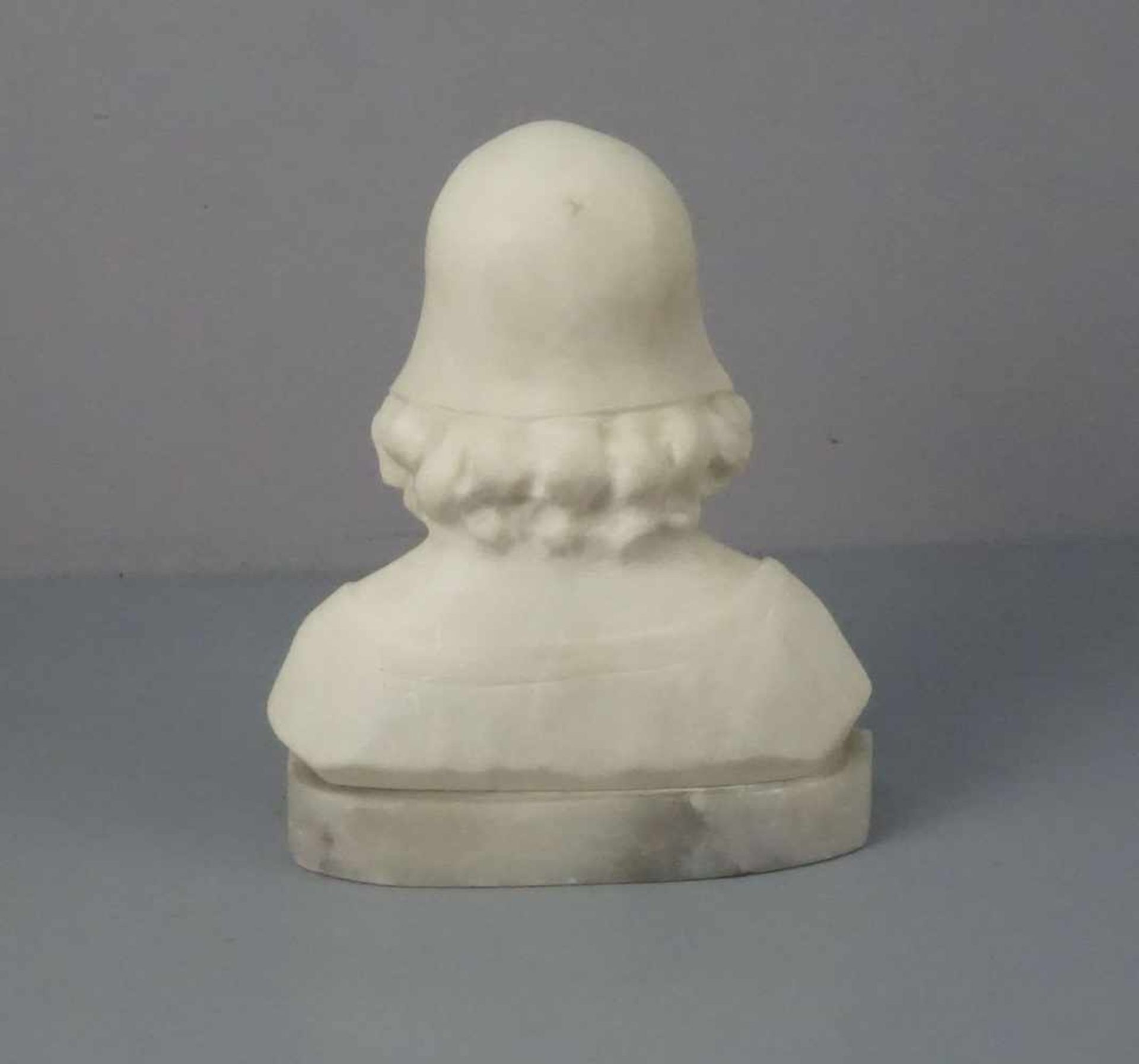 BILDHAUER DES 19./20. JH., Skulptur / sculpture: "Büste eines jungen Mädchens mit Haube" / alabaster - Bild 3 aus 4