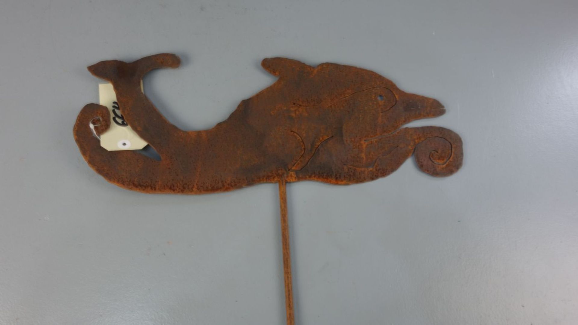 SKULPTUR / METALLKUNST / GARTENSKULPTUR: "Delfin", oxidiertes Eisen. Figürliche Gartenskulptur aus - Bild 3 aus 3