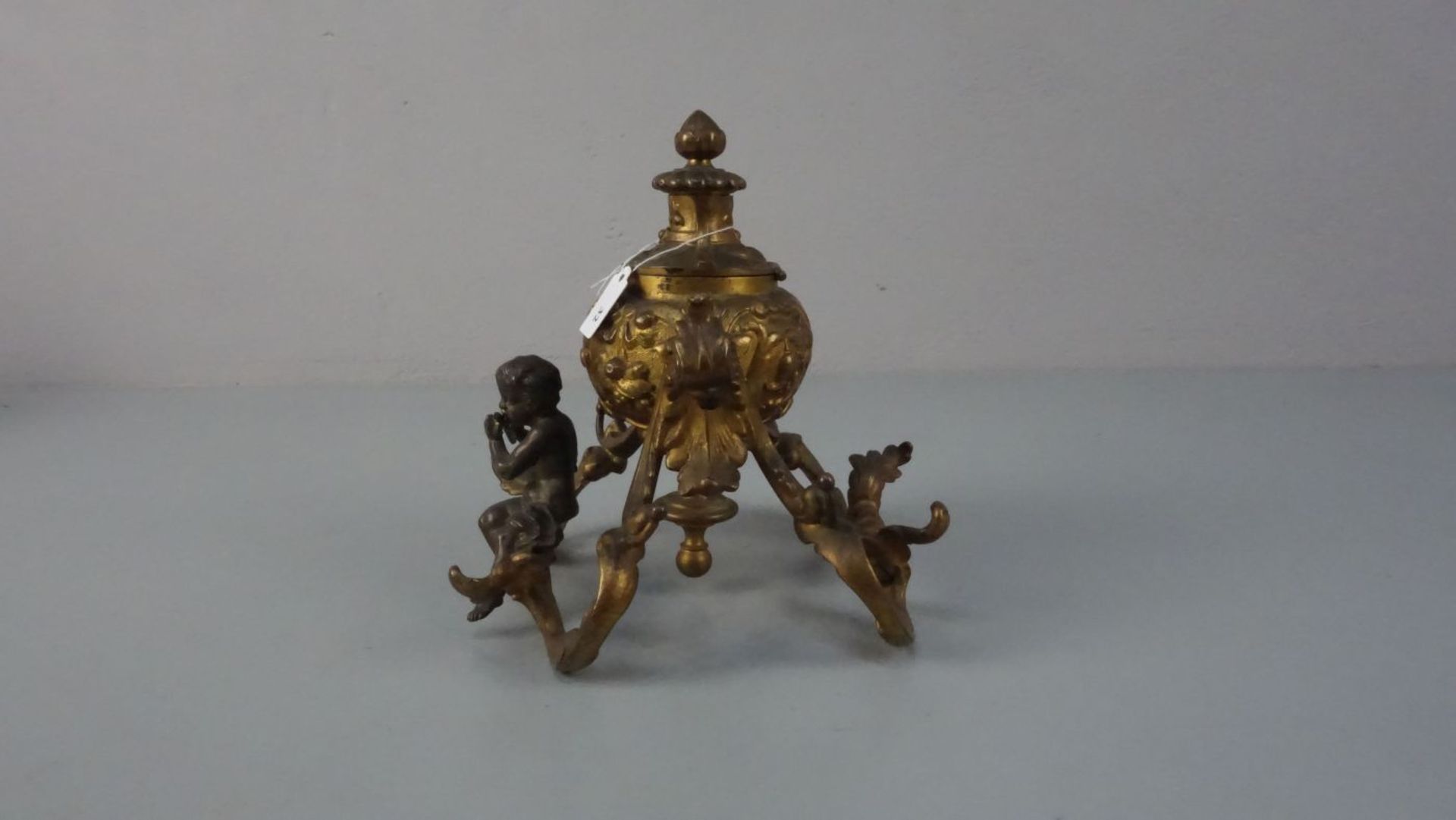 TINTENFASS mit musizierendem Putto / ink pot, Bronze, goldfarben und hellbraun patiniert, um 1880; - Bild 2 aus 5