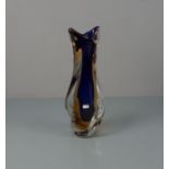 VASE, 20. Jh., wohl Murano / Italien, unter dem Stand mit unleserlichem Klebeetikett. Klarglas mit