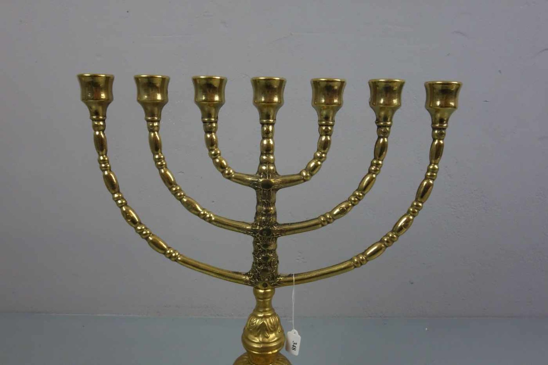 JÜDISCHER KERZENLEUCHTER / MENORAH, Messing. Chanukka - Leuchter. Oktagonaler und profiliert- - Bild 2 aus 5