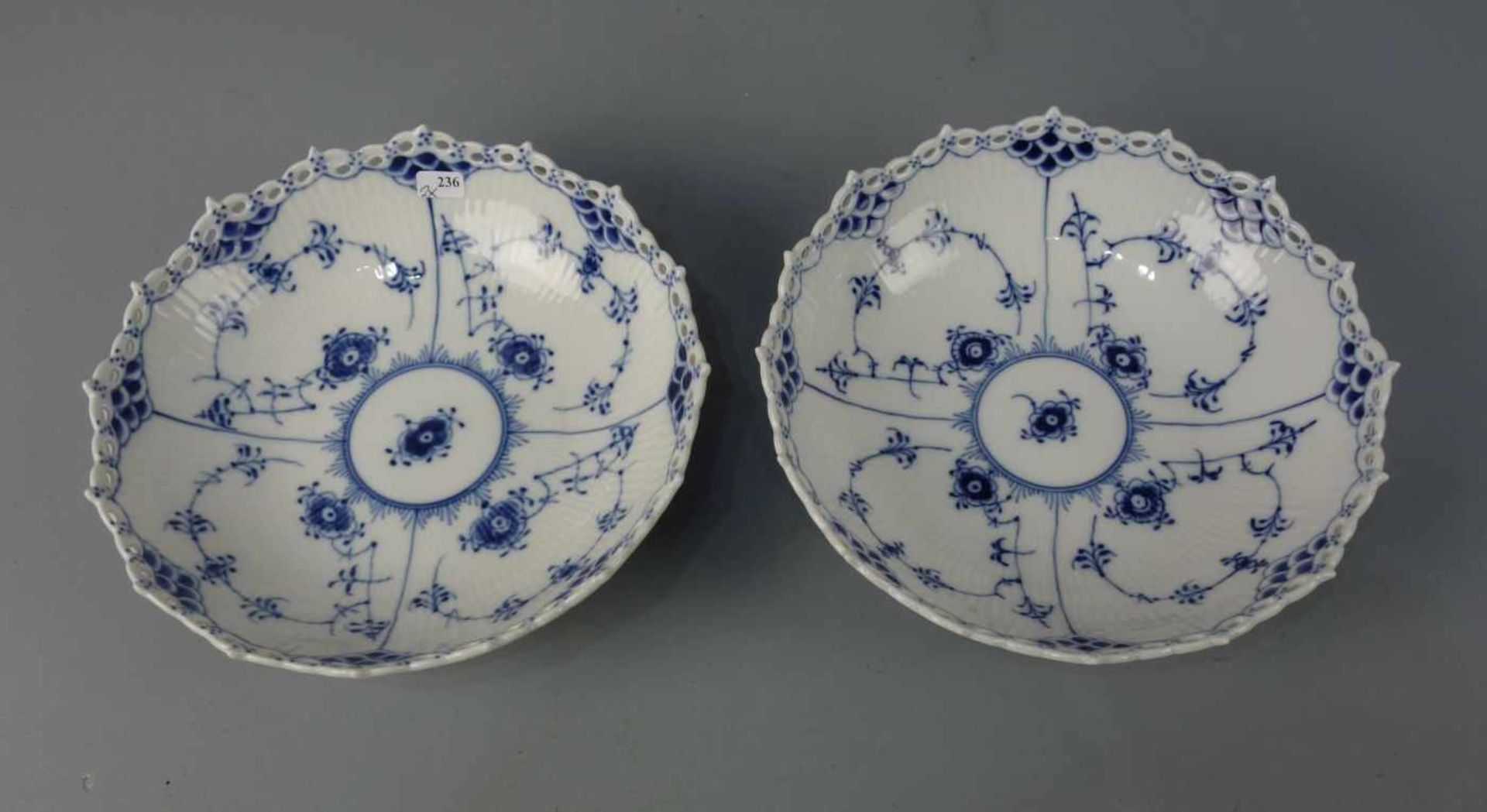 PAAR SCHALEN / two bowls, "MUSSELMALET VOLLSPITZE", Porzellan, Manufaktur Royal Copenhagen,