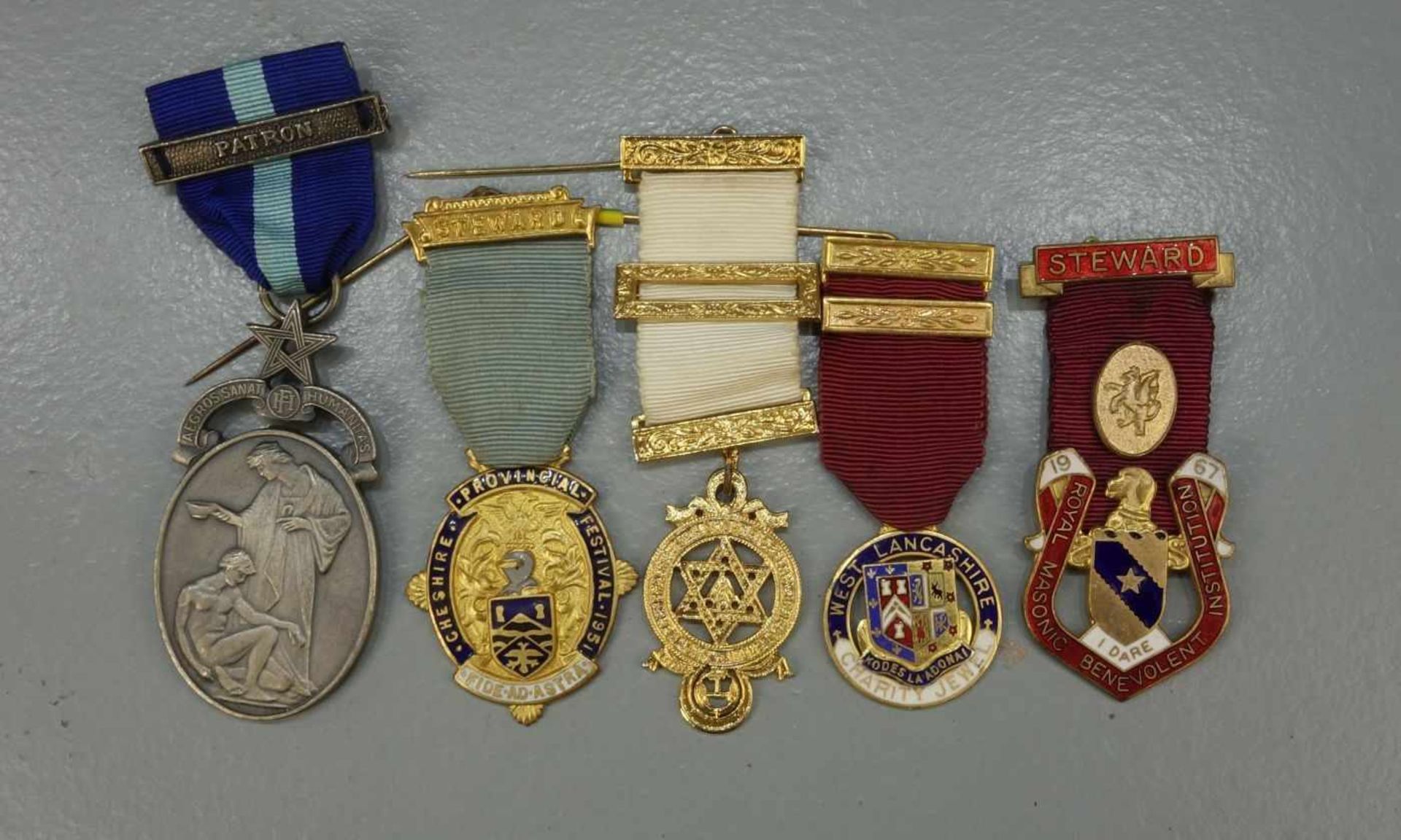 KONVOLUT VON 5 FREIMAURERORDEN / masonic medals, unterschiedliche Formen, Materialien und Größen, z.