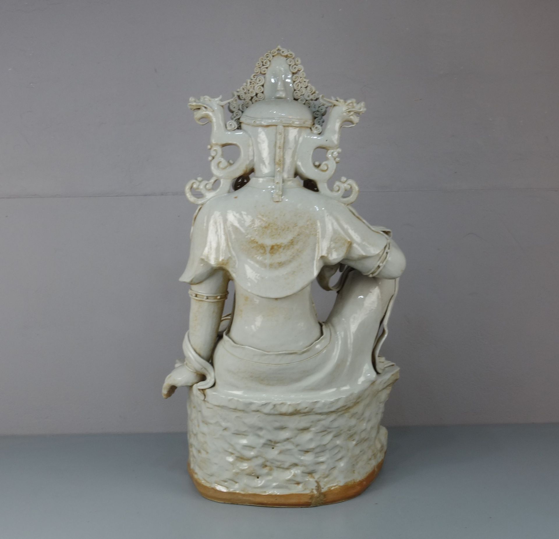 GUAN YIN, Keramik, weiß glasiert in der Anmutung von Blanc de chine, wohl späte Qing Dynastie. In - Image 3 of 6