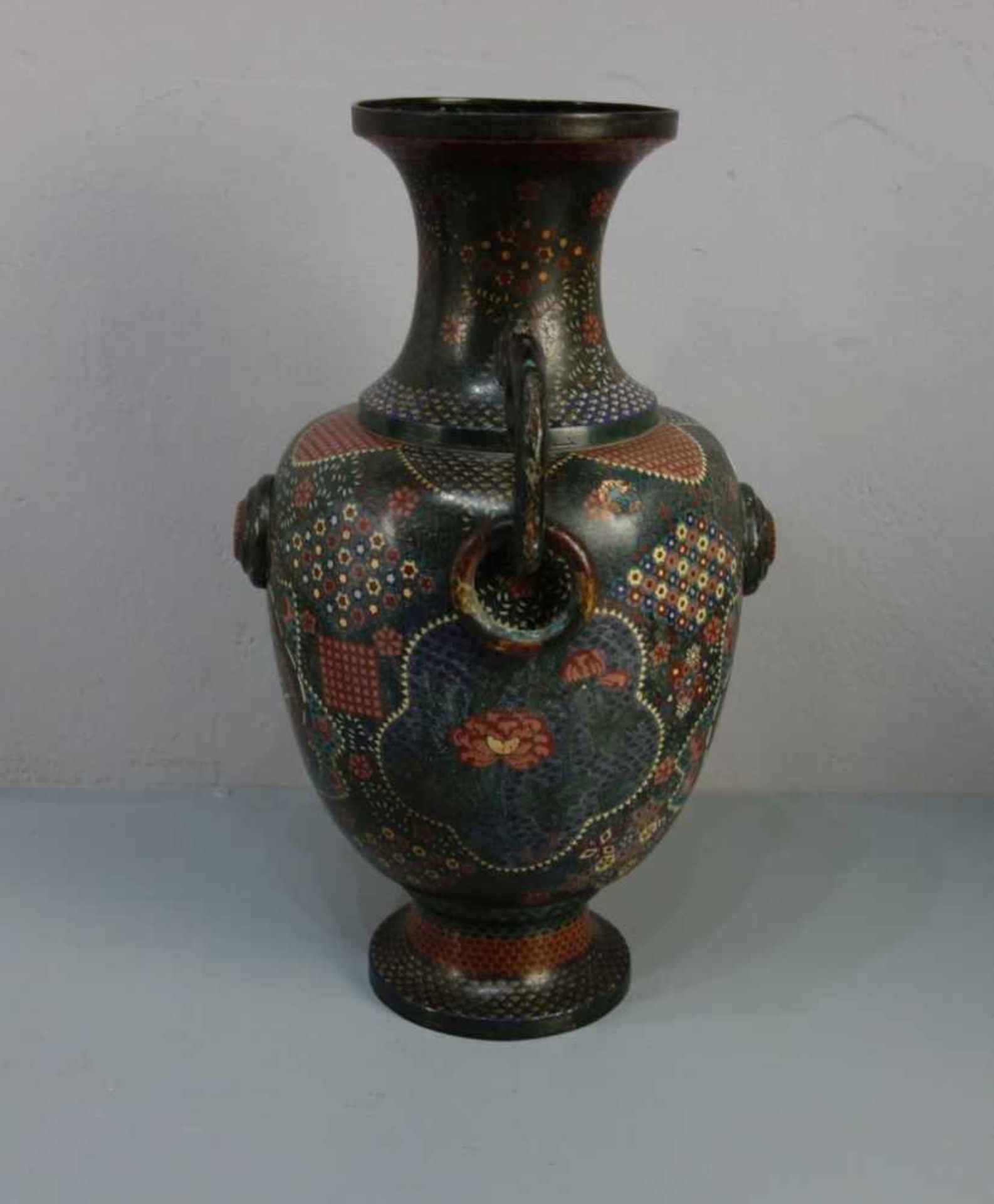 GROSSE CLOISONNÉ BALUSTERVASE MIT SEITLICHEN HANDHABEN / HENKELVASE, Asien, wohl um 1900, - Bild 4 aus 6