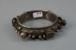 BERBER-SCHMUCK: ARMREIF / bracelet, Marokko, Silber und versilbertes Metall (106,5 g). Ein mit