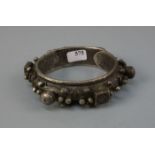 BERBER-SCHMUCK: ARMREIF / bracelet, Marokko, Silber und versilbertes Metall (106,5 g). Ein mit