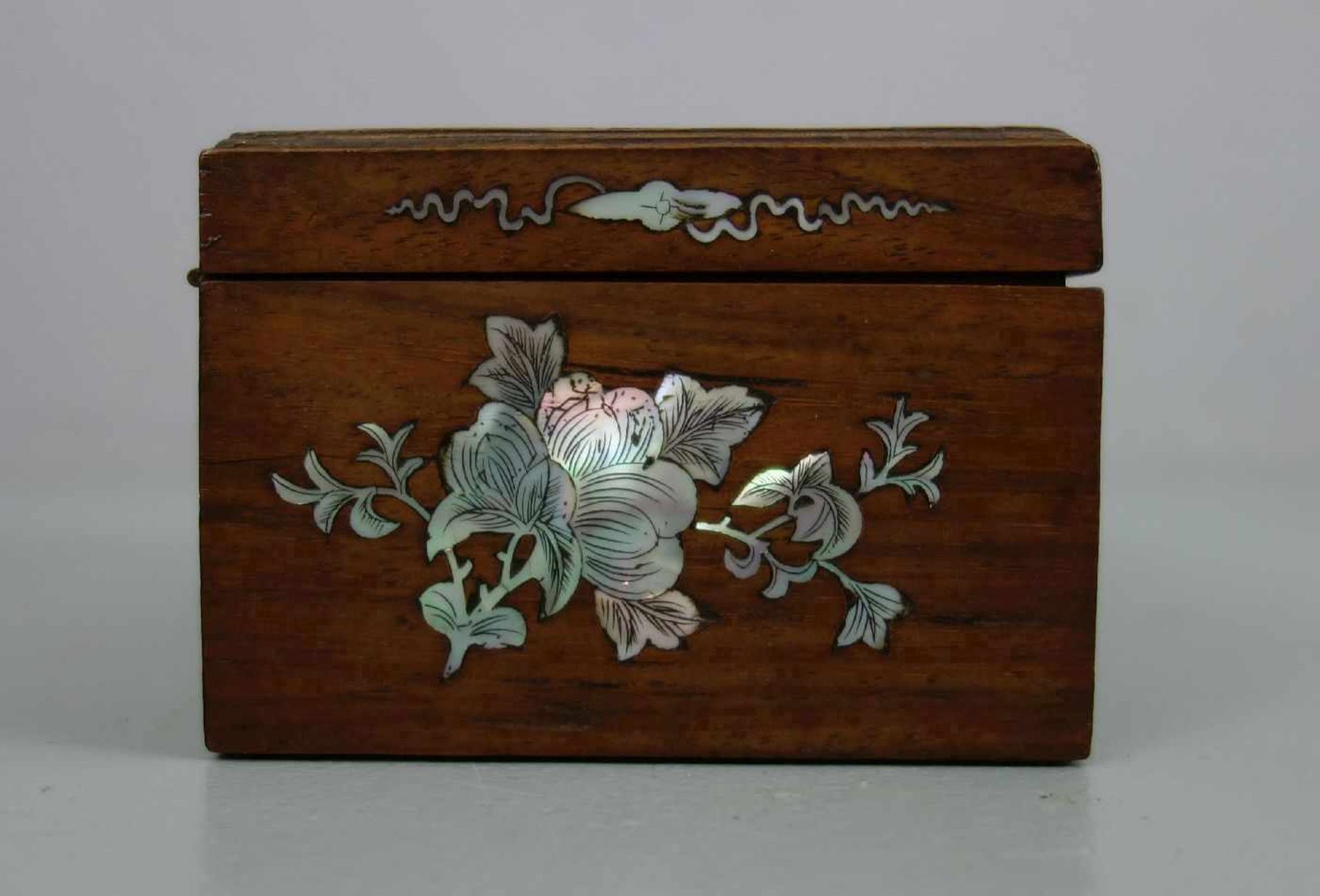 CHINESISCHE SCHATULLE / chinese box, Palisander mit Perlmutteinlagen, späte Quing-Dynastie, Anfang - Bild 3 aus 4