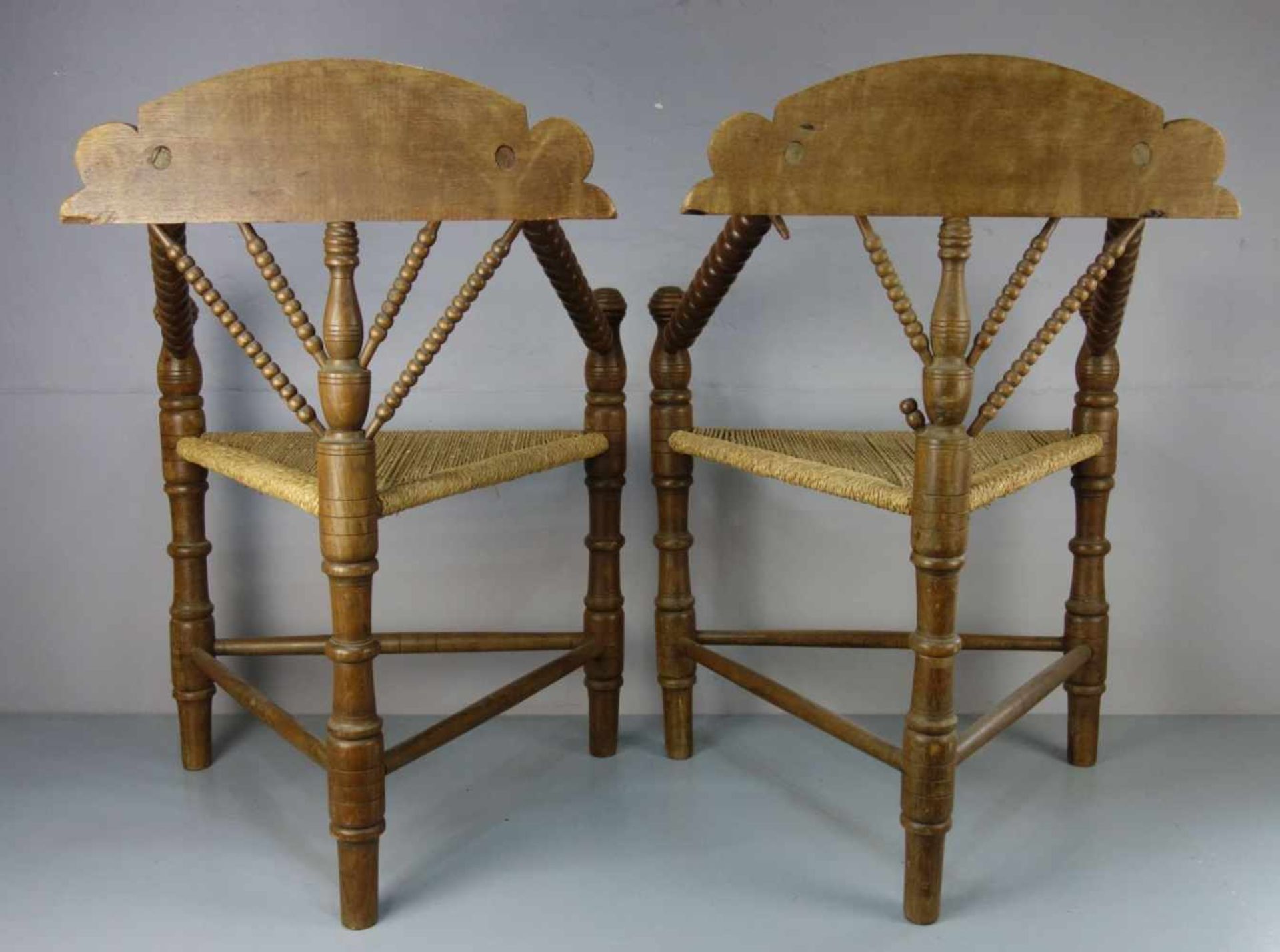 PAAR WORPSWEDER STÜHLE / TRIPOD STÜHLE / JUGENDSTIL - STÜHLE, um 1900. Pair of art nouveau chairs. - Bild 3 aus 4