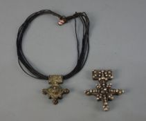 BERBER-SCHMUCK: ANHÄNGER UND KETTE / oriental necklace, Marokko, Leder und wohl versilbertes