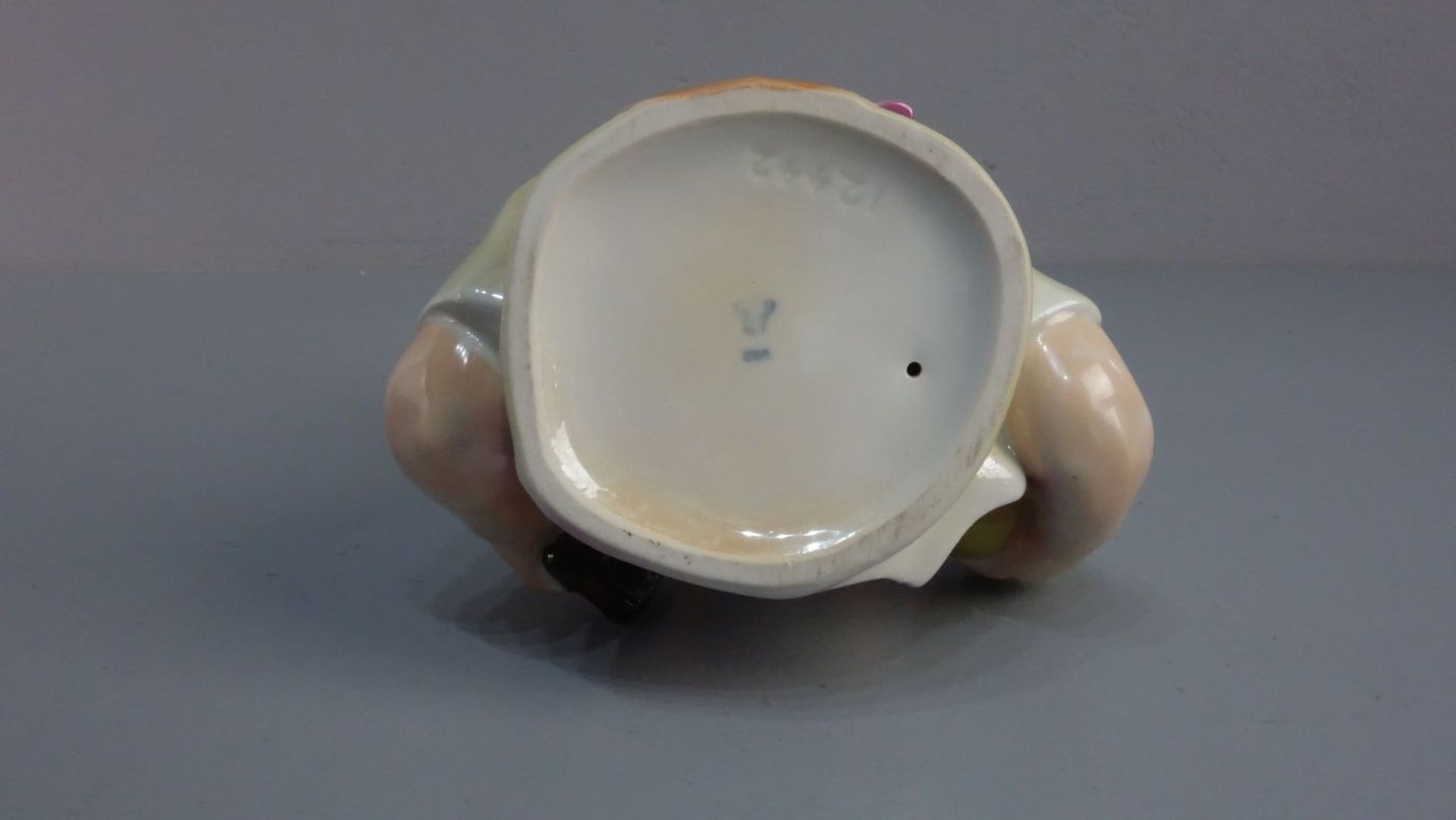 PORZELLANFIGUR / porcelain figure: "Büste eines Kindes mit Apfel und Keks", Porzellan, undeutlich - Bild 5 aus 5