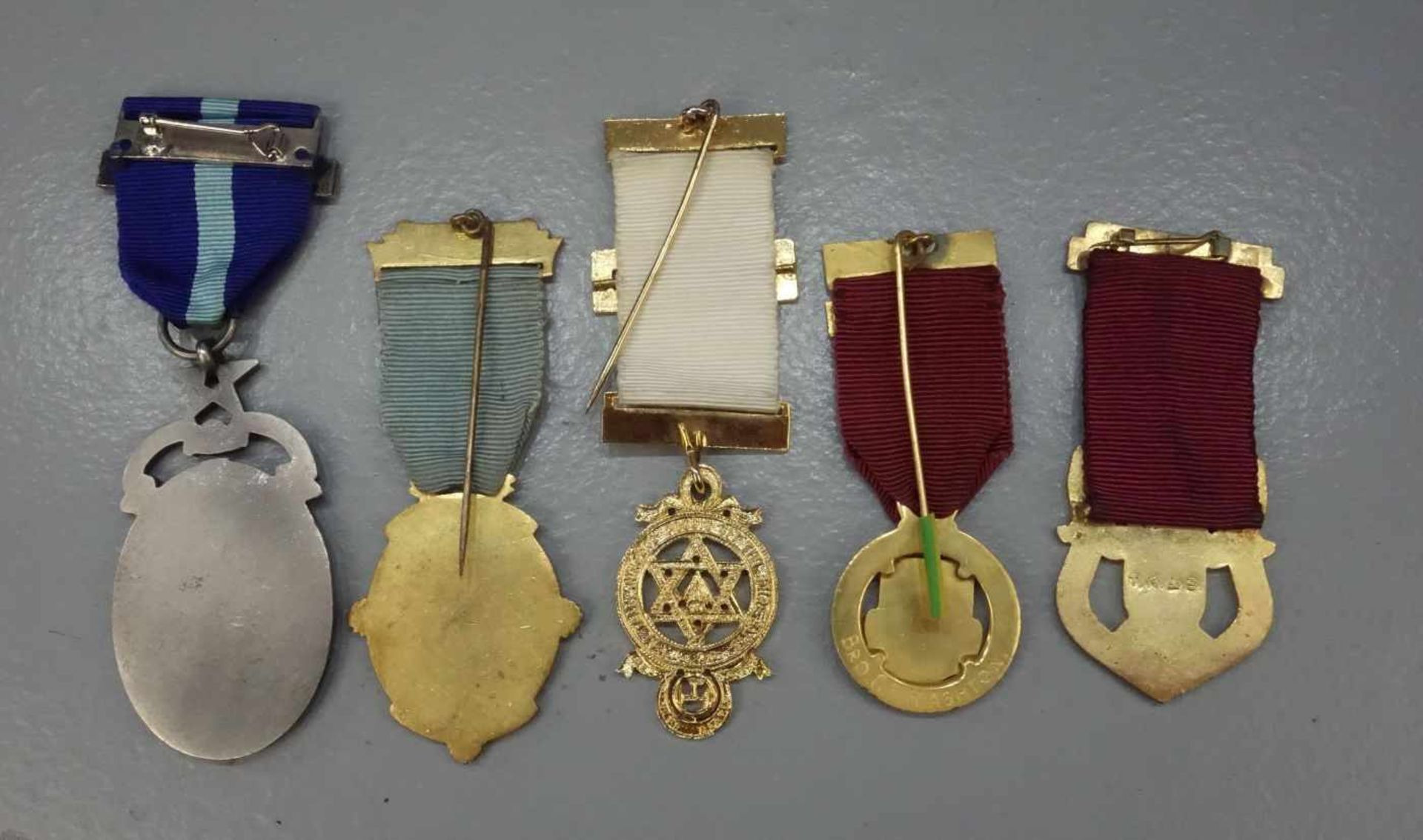 KONVOLUT VON 5 FREIMAURERORDEN / masonic medals, unterschiedliche Formen, Materialien und Größen, z. - Bild 2 aus 2