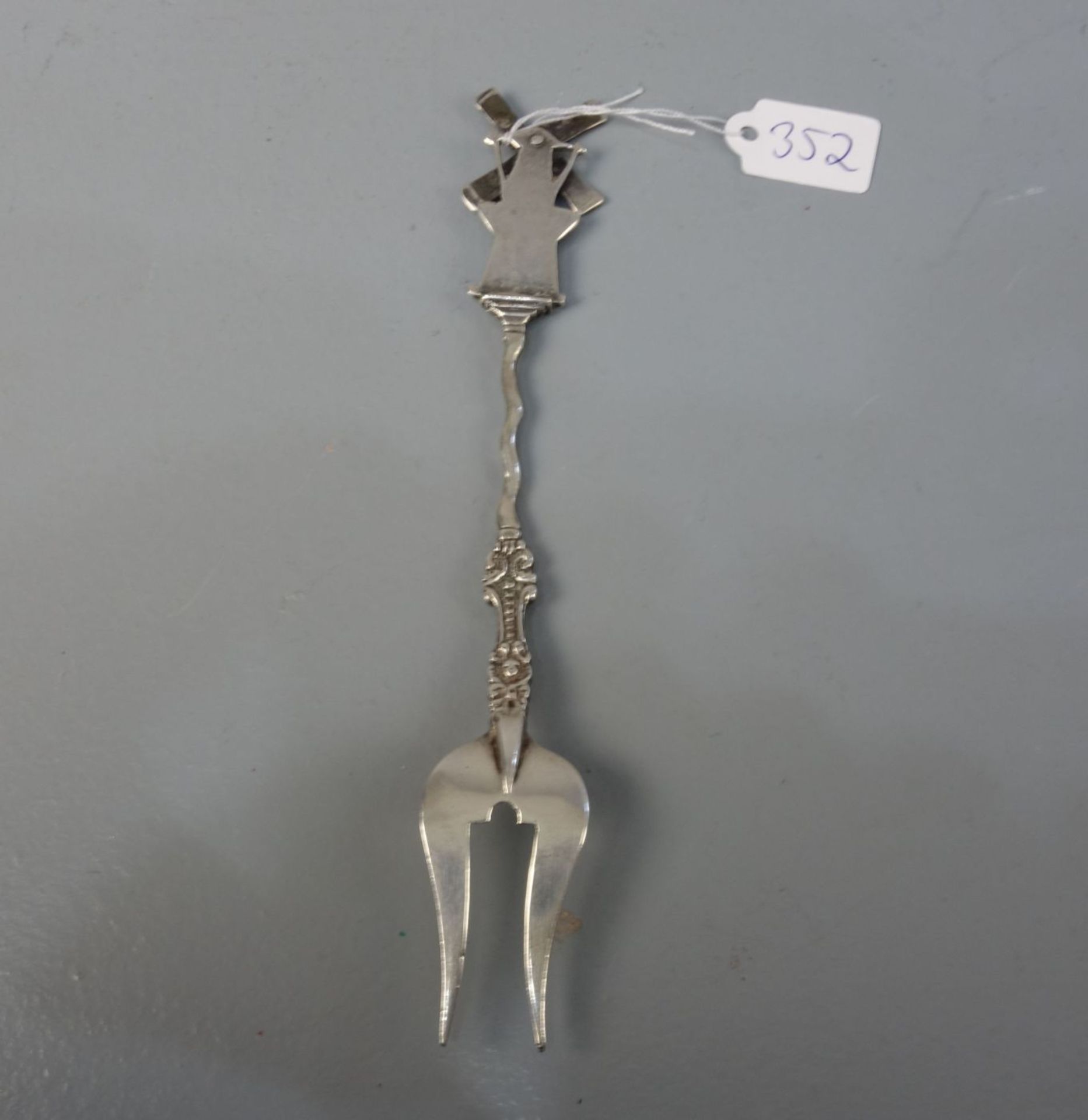 VORLEGEBESTECK: VORLEGEGABEL / silver serving fork, 20. Jh., Norwegen, 830er Silber, 23 Gramm. - Bild 3 aus 4