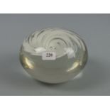 BRIEFBESCHWERER / PAPERWEIGHT, Glas, Manufaktur Rosenthal, studio-linie. Gedrückte Kugelform mit