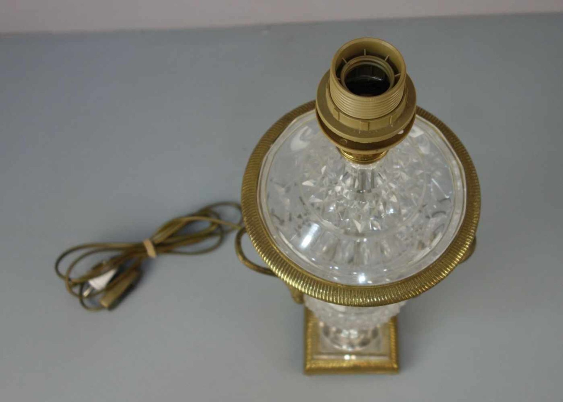 LAMPE / TISCHLAMPE / LAMPENFUSS / table lamp, Kristallglas mit Bronzemonturen. Lampe in Vasenform: - Bild 2 aus 8