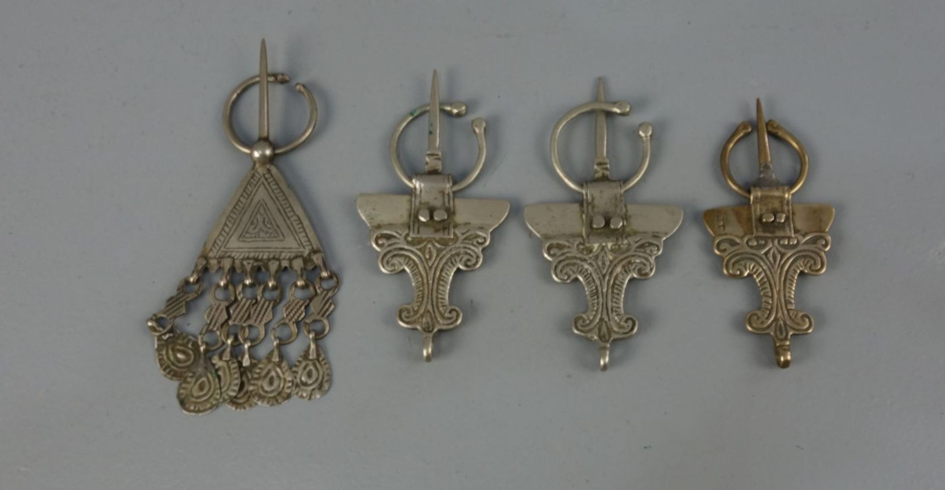 BERBER-SCHMUCK: ZWEI FIBELPAARE / oriental jewellery, Talliouline, Marokko, Silber und