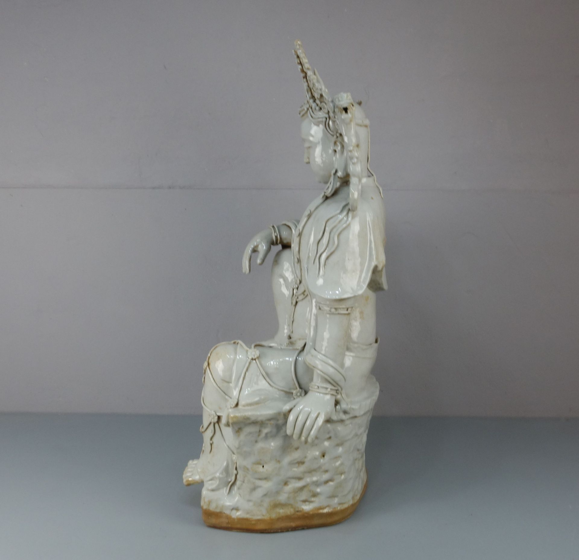 GUAN YIN, Keramik, weiß glasiert in der Anmutung von Blanc de chine, wohl späte Qing Dynastie. In - Image 2 of 6