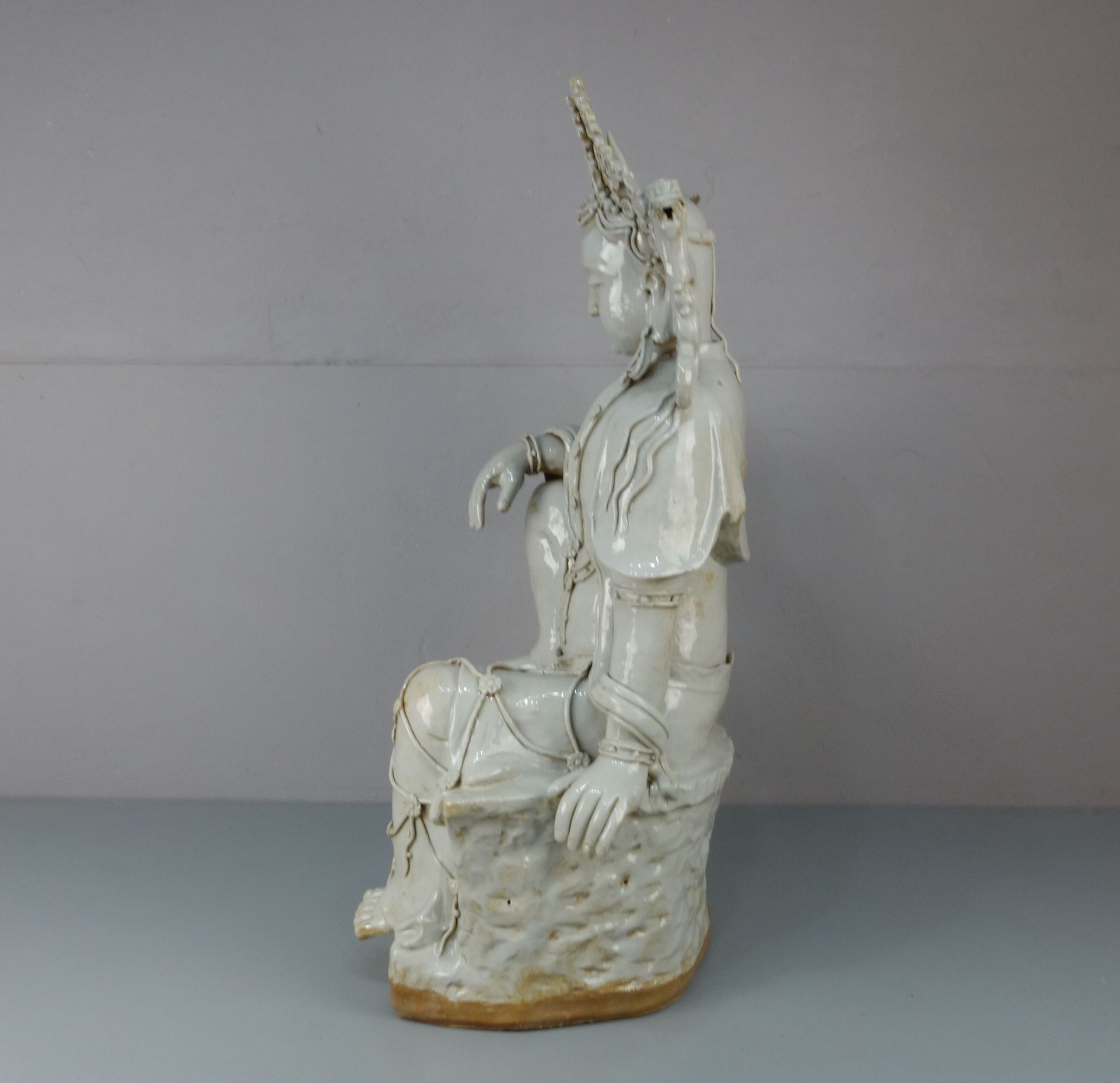 GUAN YIN, Keramik, weiß glasiert in der Anmutung von Blanc de chine, wohl späte Qing Dynastie. In - Bild 2 aus 6