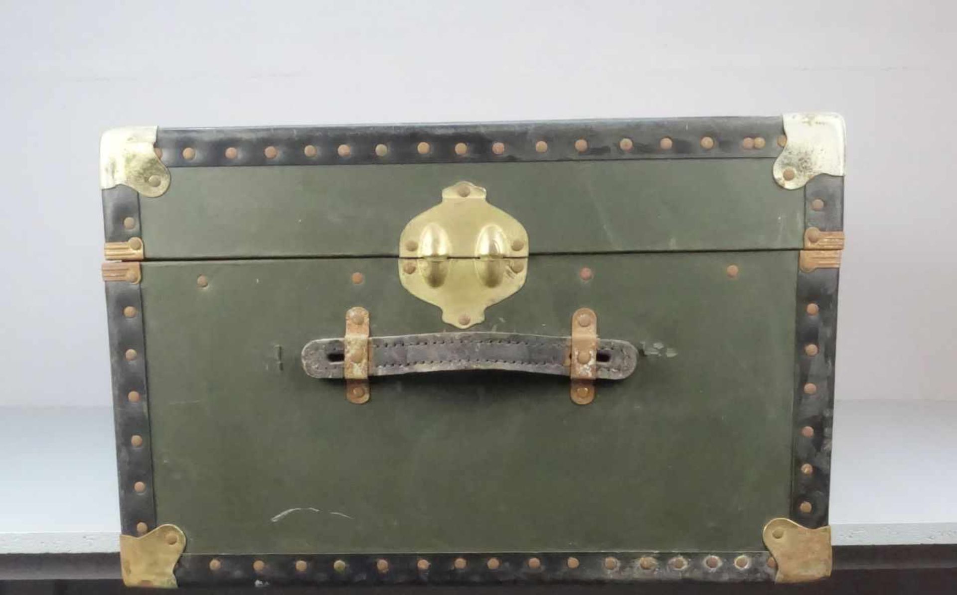 KOFFERTRUHE / KABINENKOFFER / ÜBERSEEKOFFER / steamer trunk, um 1900. Sperrholz, grün lackiert und - Bild 3 aus 3