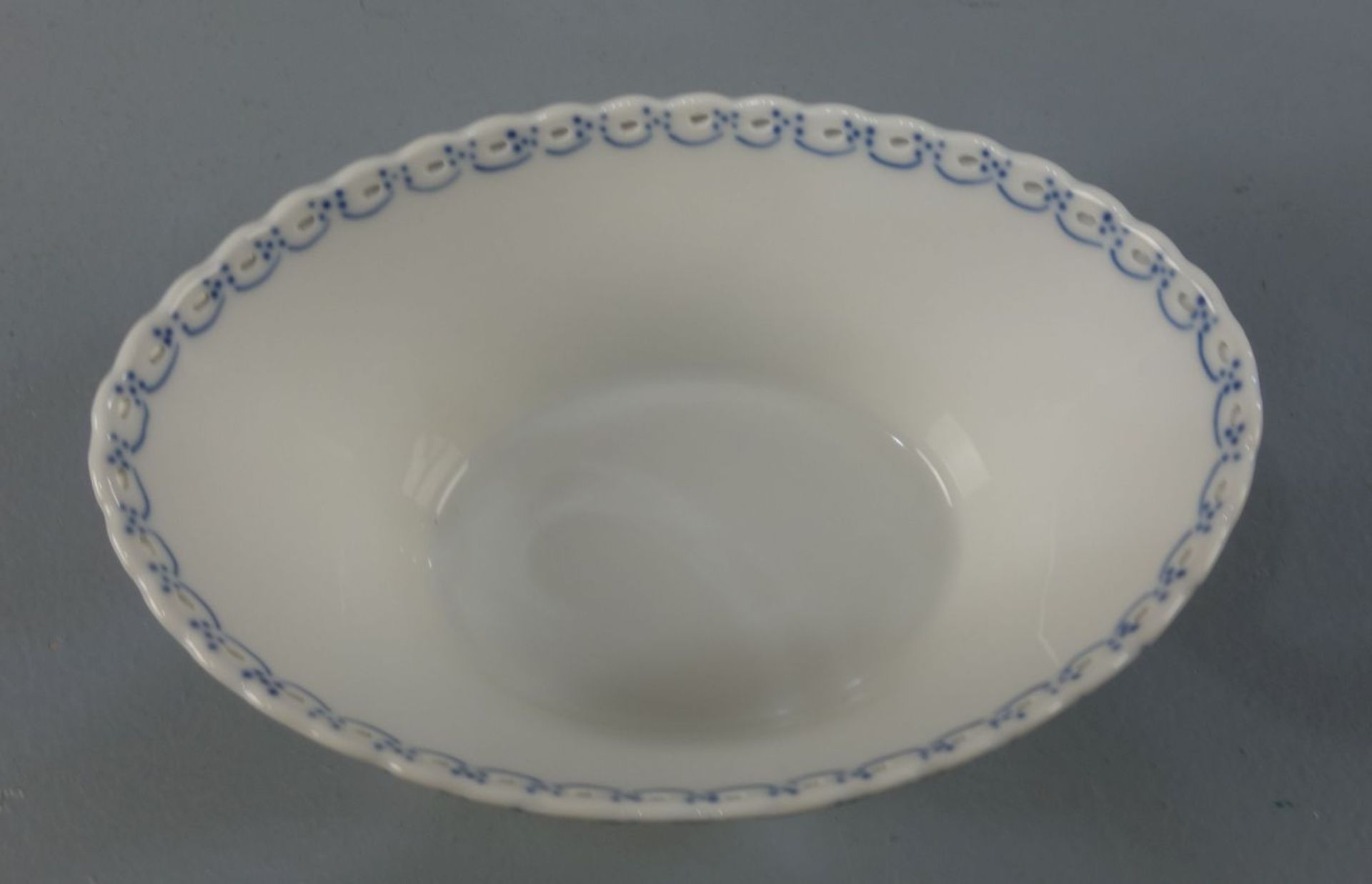 JARDINIERE / SCHALE / TAFELAUFSATZ / bowl / centerpiece, "MUSSELMALET VOLLSPITZE", Porzellan, - Bild 5 aus 6