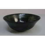 JADE - SCHALE / jade bowl, "spinatgrüne" bis dunkelgrüne Jade. Tief gemuldete Schale mit